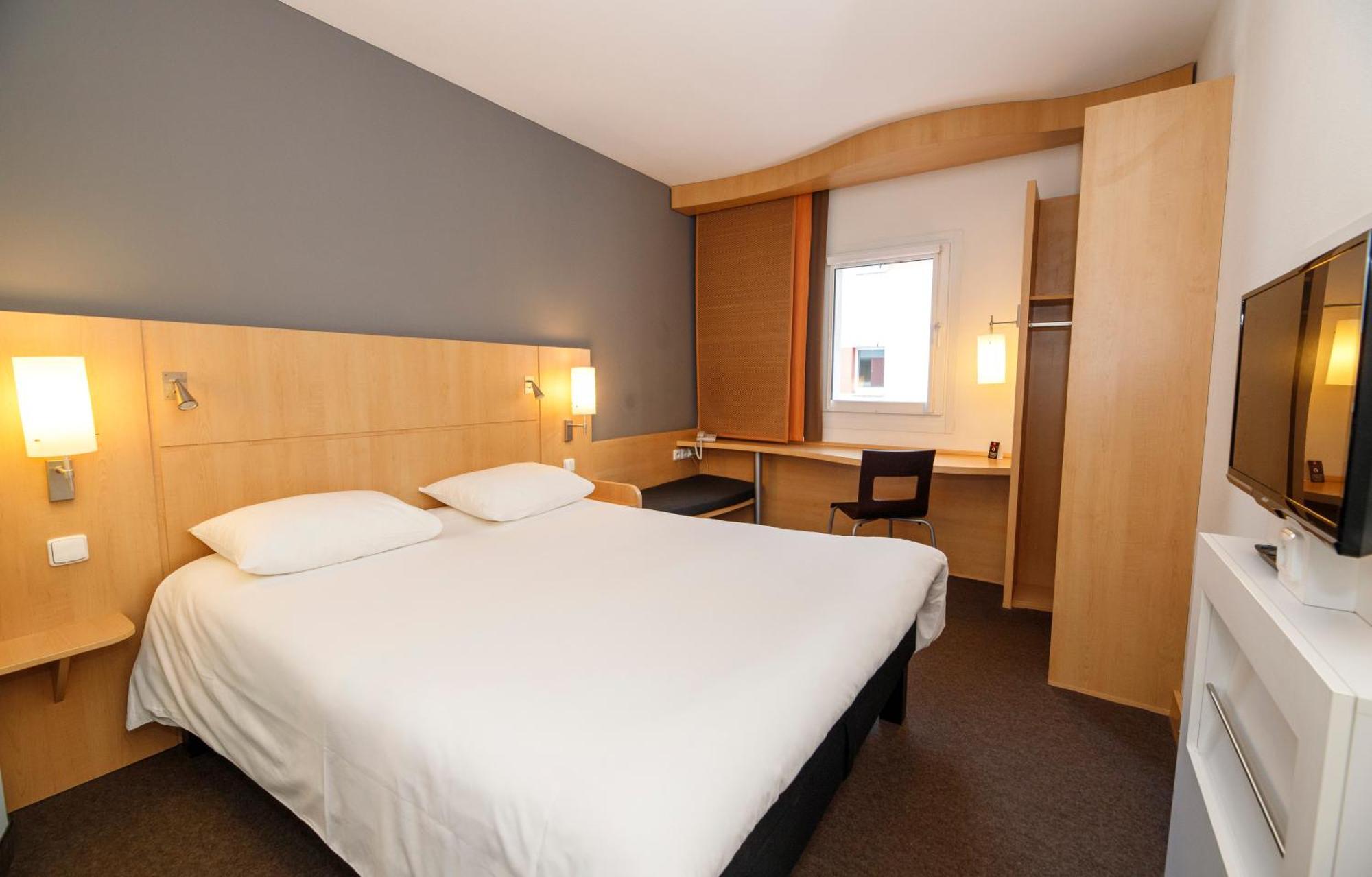 Room 1 double bed