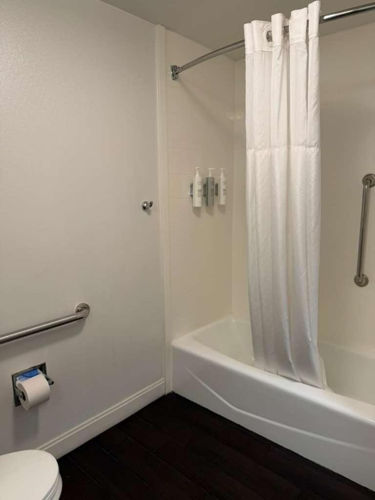 King Room Accessible Tub Mobility Hearing Access or Non-Smoking