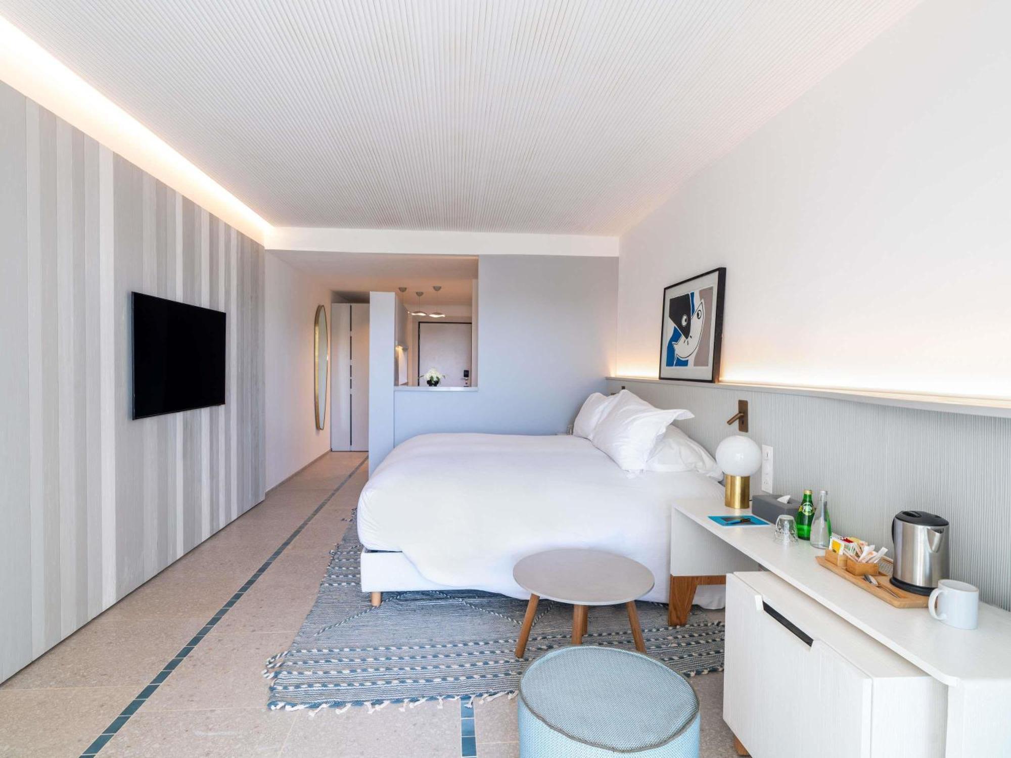 Superior Queen Room Pool & Sea View