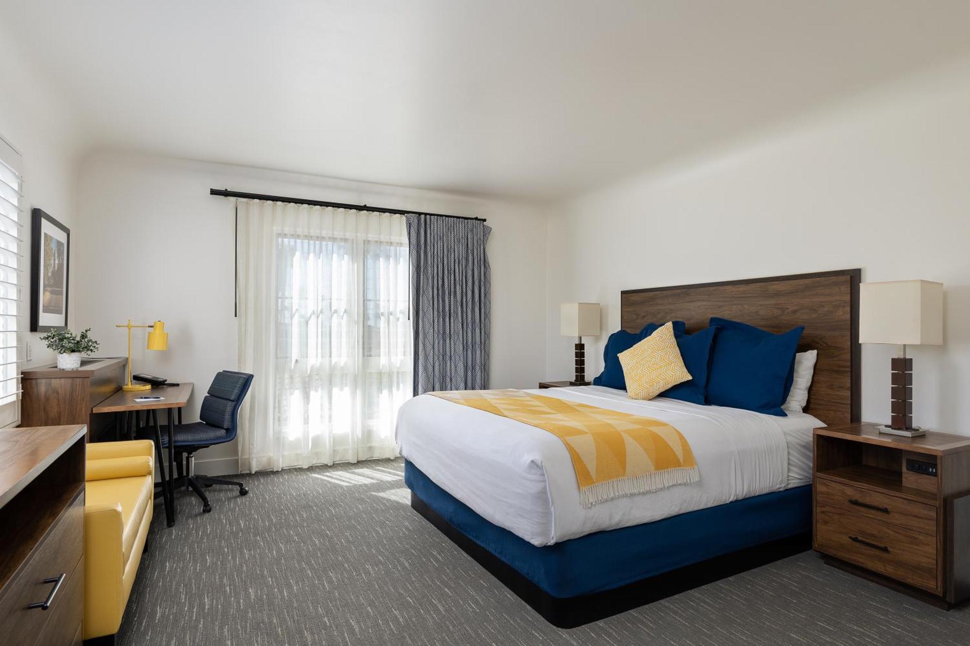 Deluxe Room 1 King bed