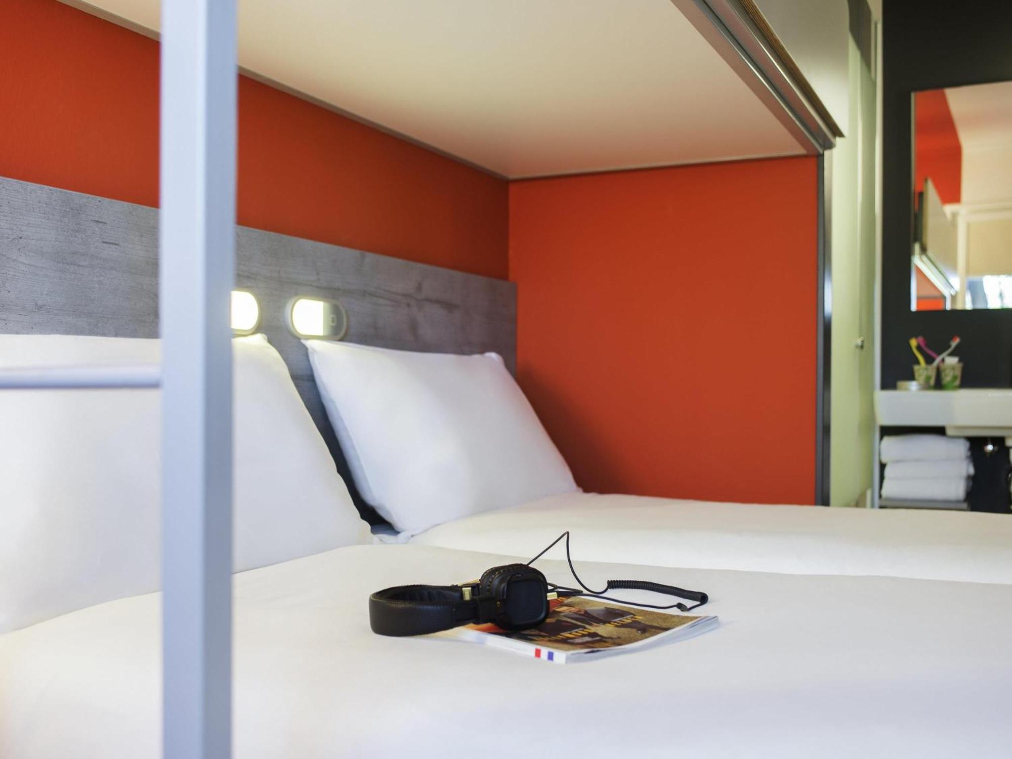 Standard Room Two Single Beds One Bunk Bed,1770511507:JPEG