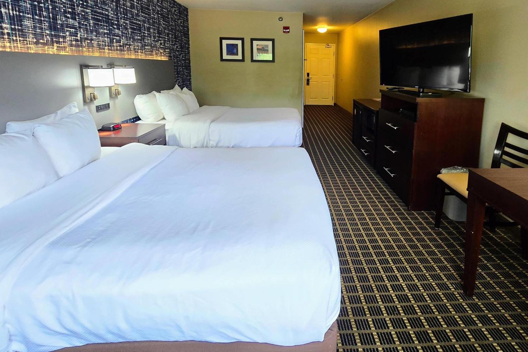 Queen Room Two Queen Beds Mountain View Non-Smoking