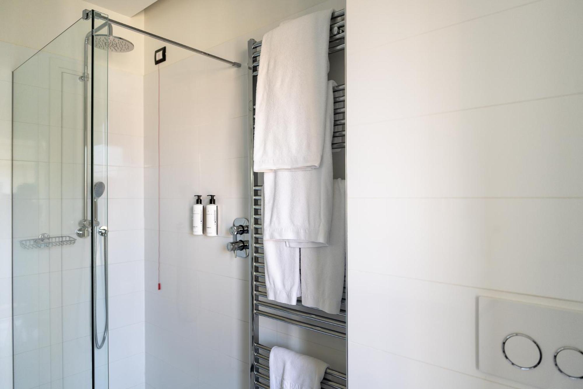 Twin Room,1770556627:JPEG