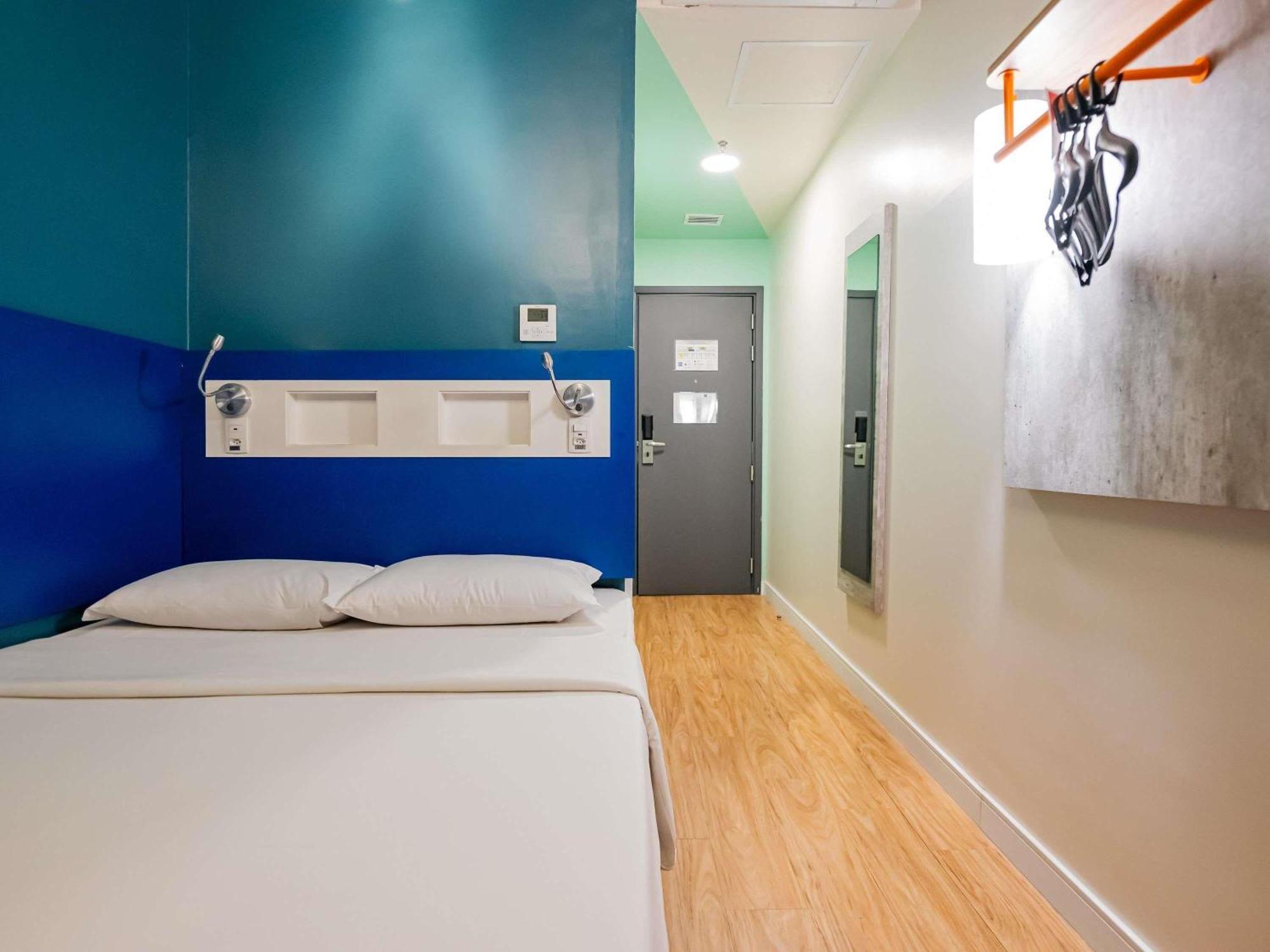 Apartment a double bed a built single bed