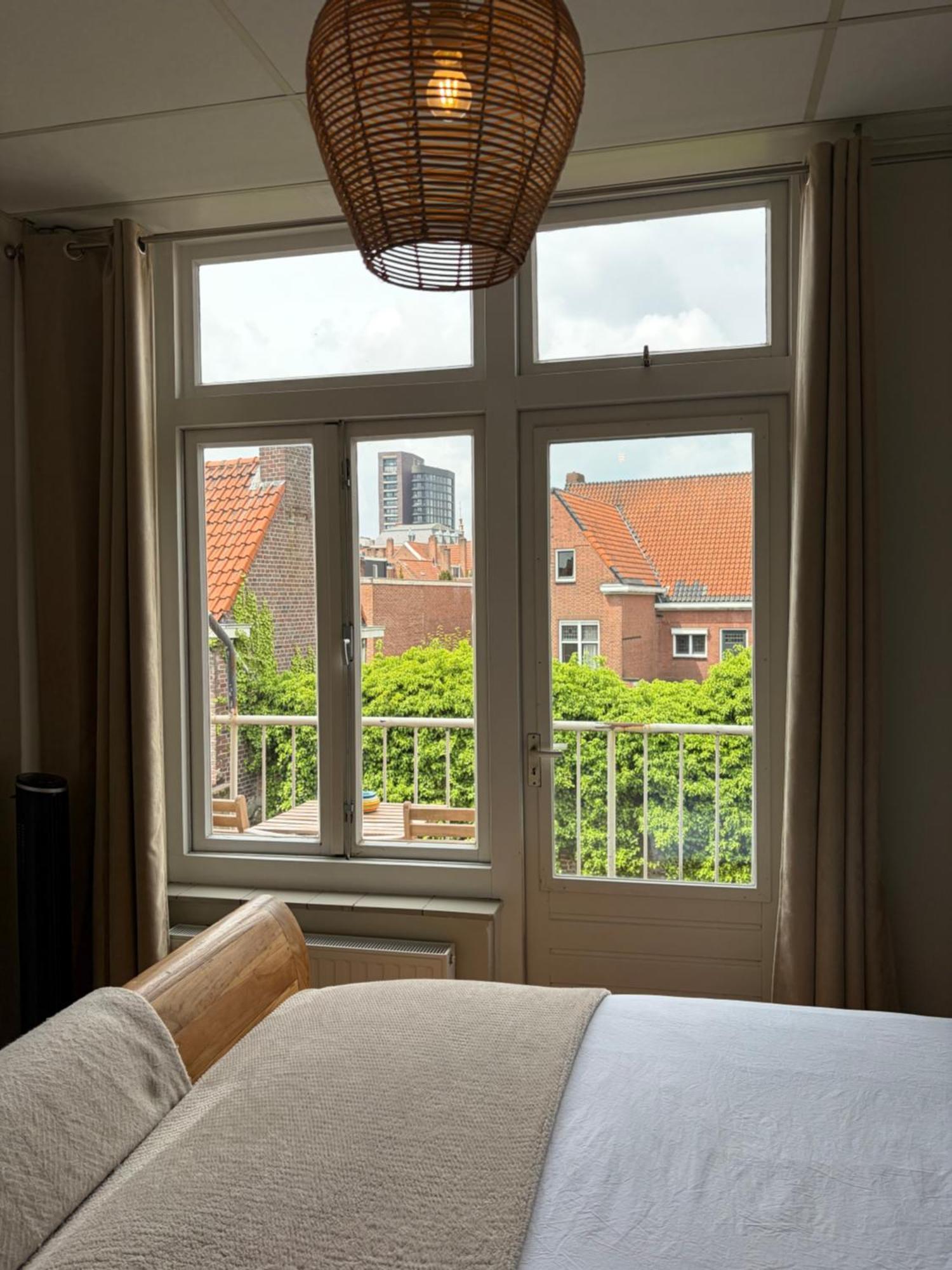 One-Bedroom Apartment Balcony City View