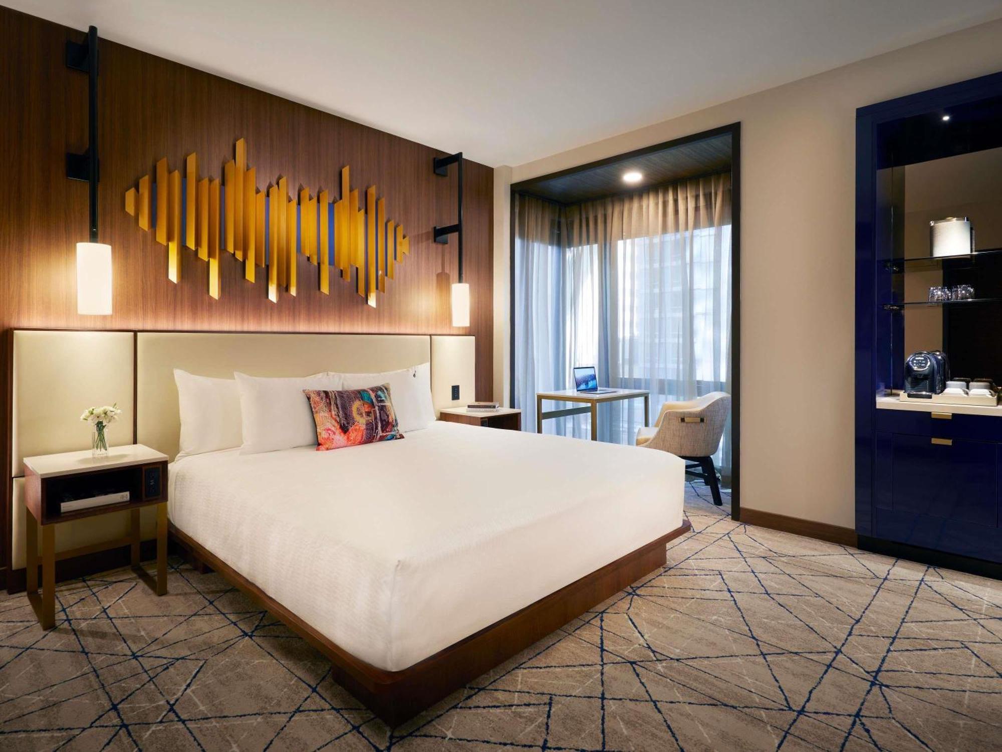 Deluxe Room 1 King Bed