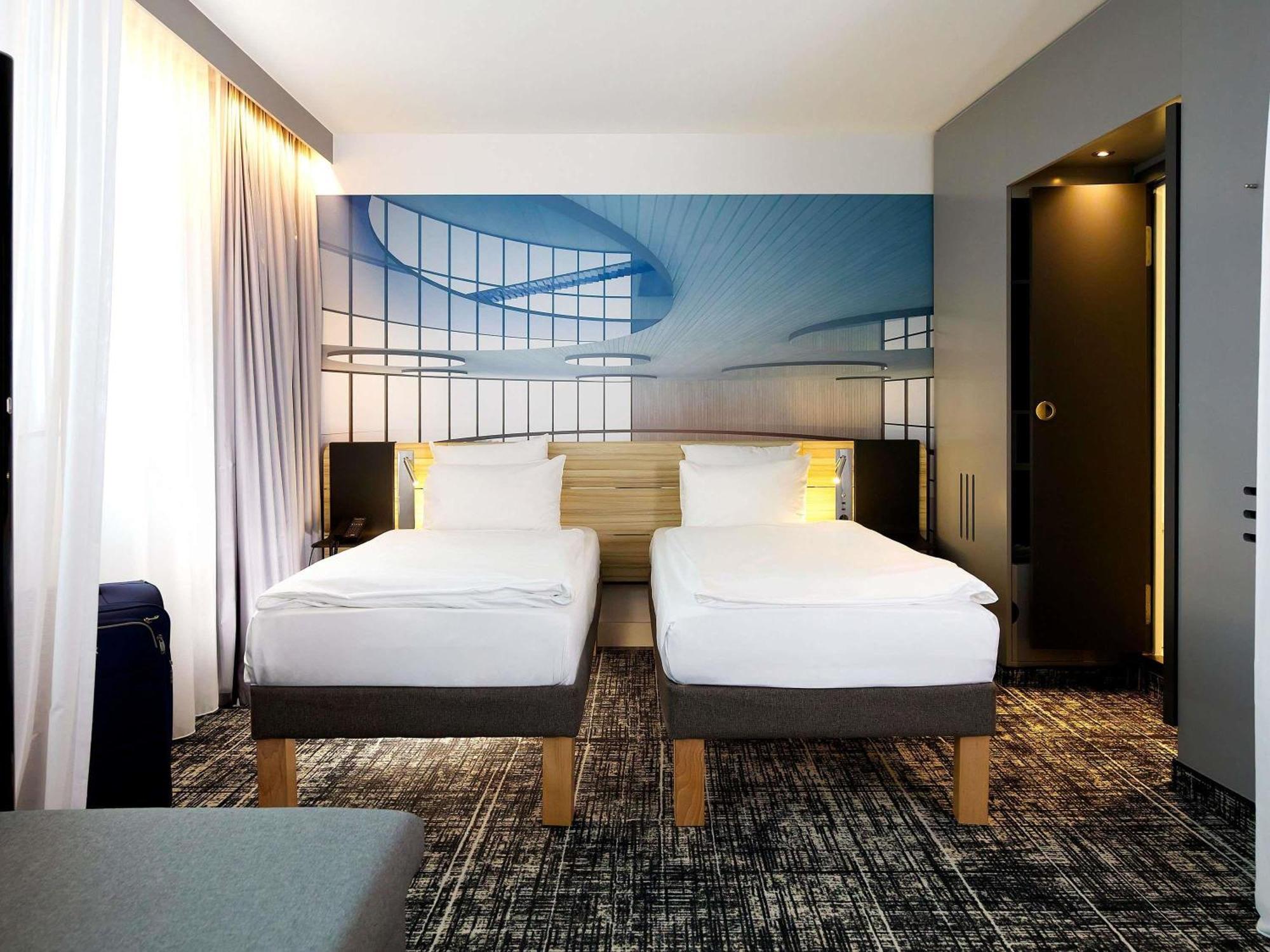 Standard Suite Twin Beds Sofa Bed