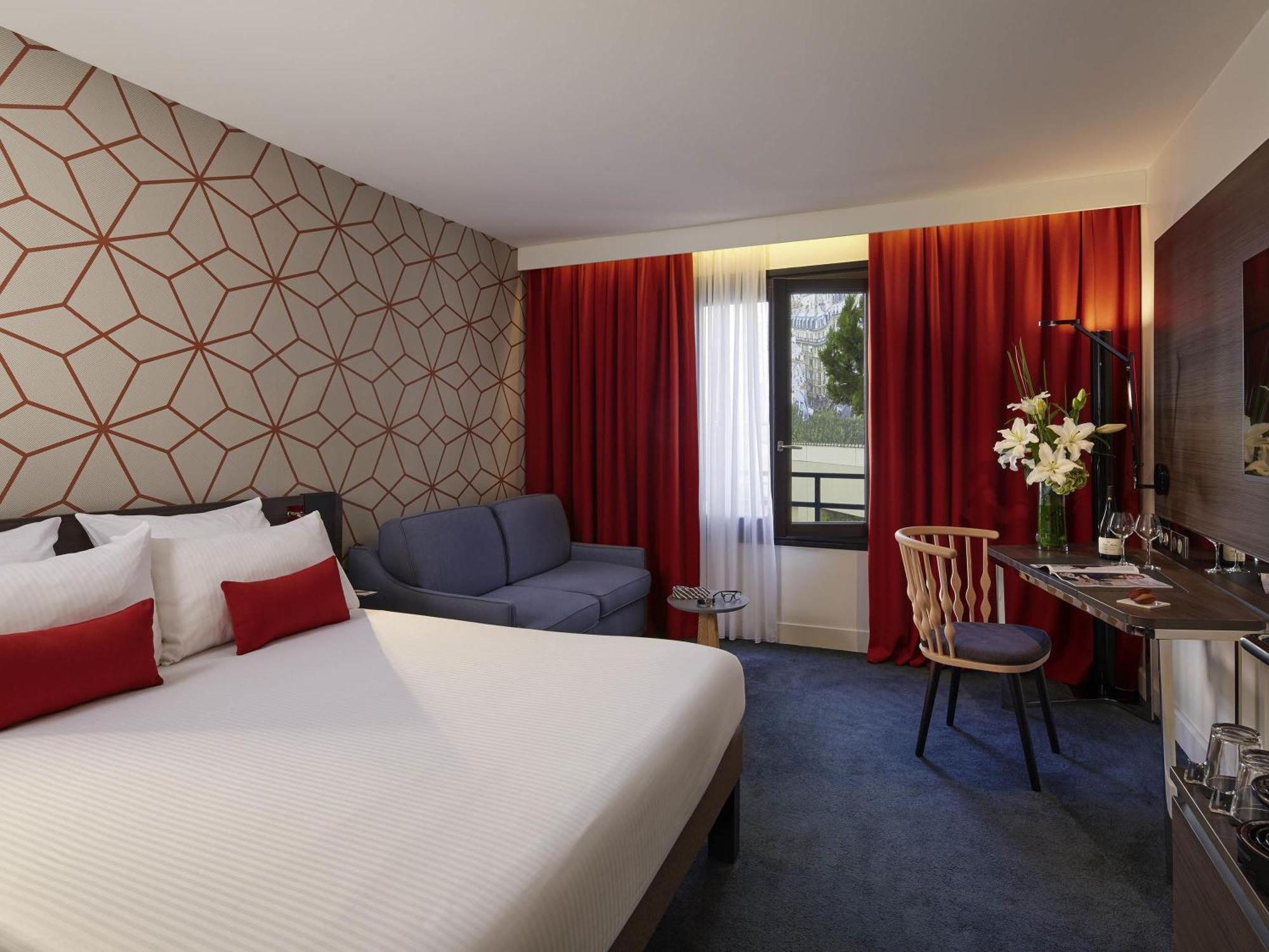 Executive Queen Room Double Sofa Bed