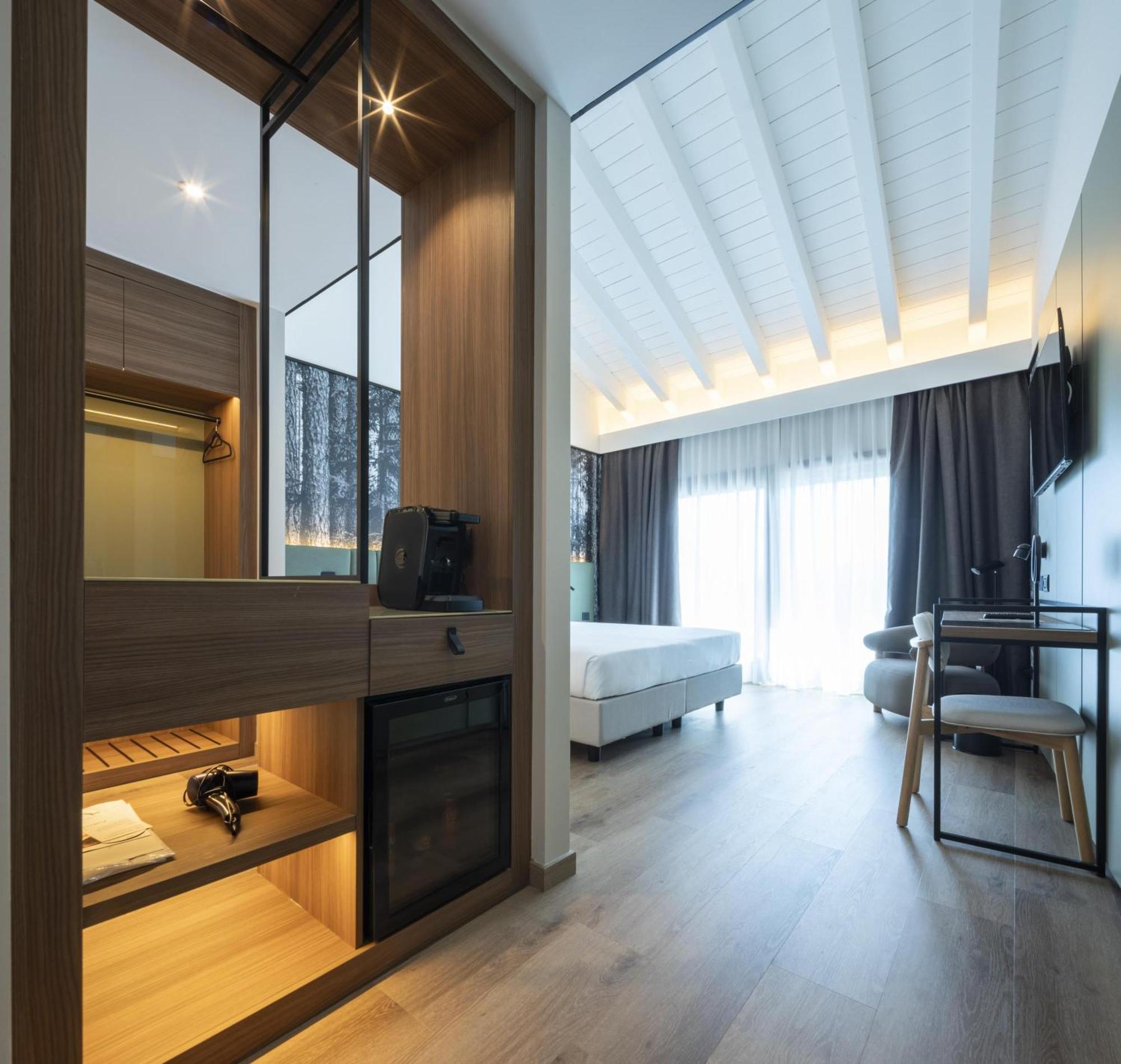 Superior Queen Room Balcony Lake View Spa Access