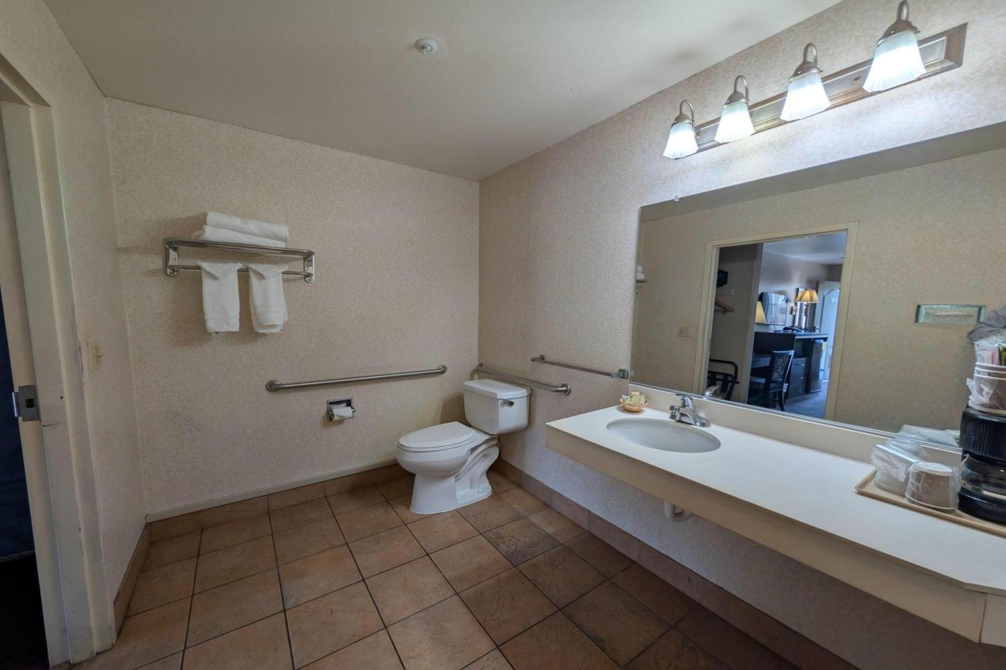 King Room Tub Grab Bars Mobility or Hearing Accessible Non-Smoking
