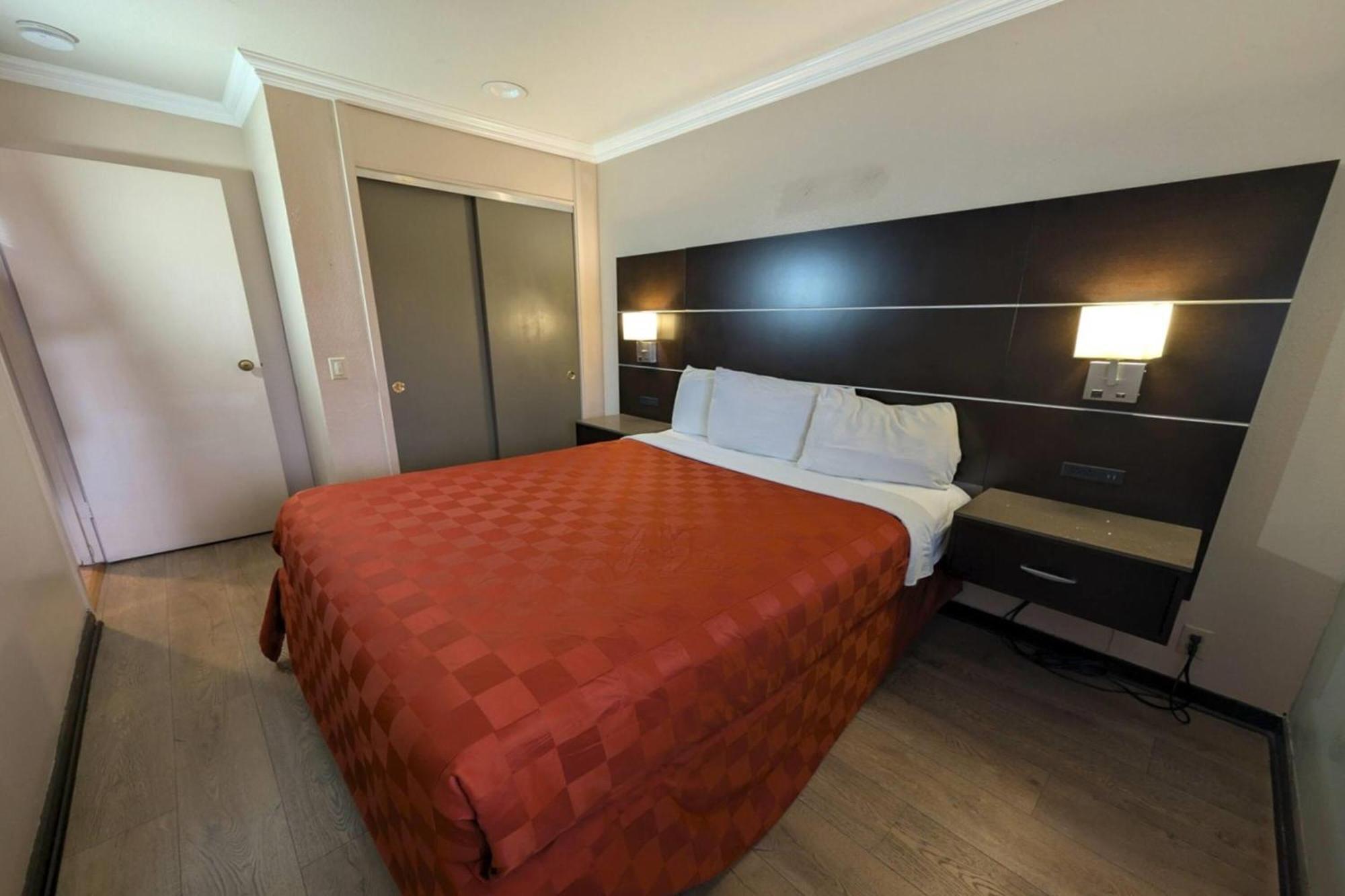 Two-Bedroom Suite One King Bed Two Queen Beds Non-Smoking,1770861215:JPEG