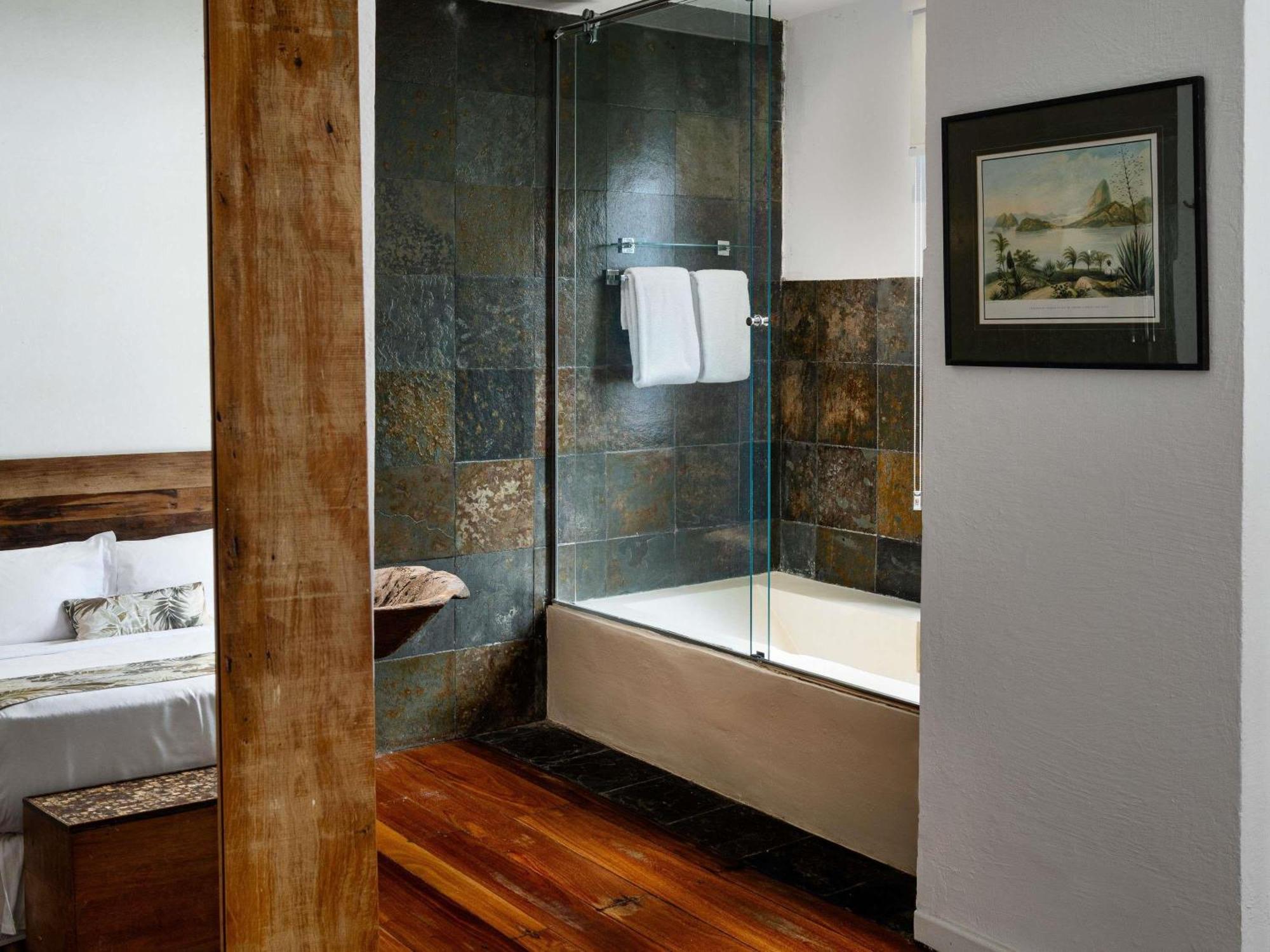 Deluxe King Room Bathtub Garden View