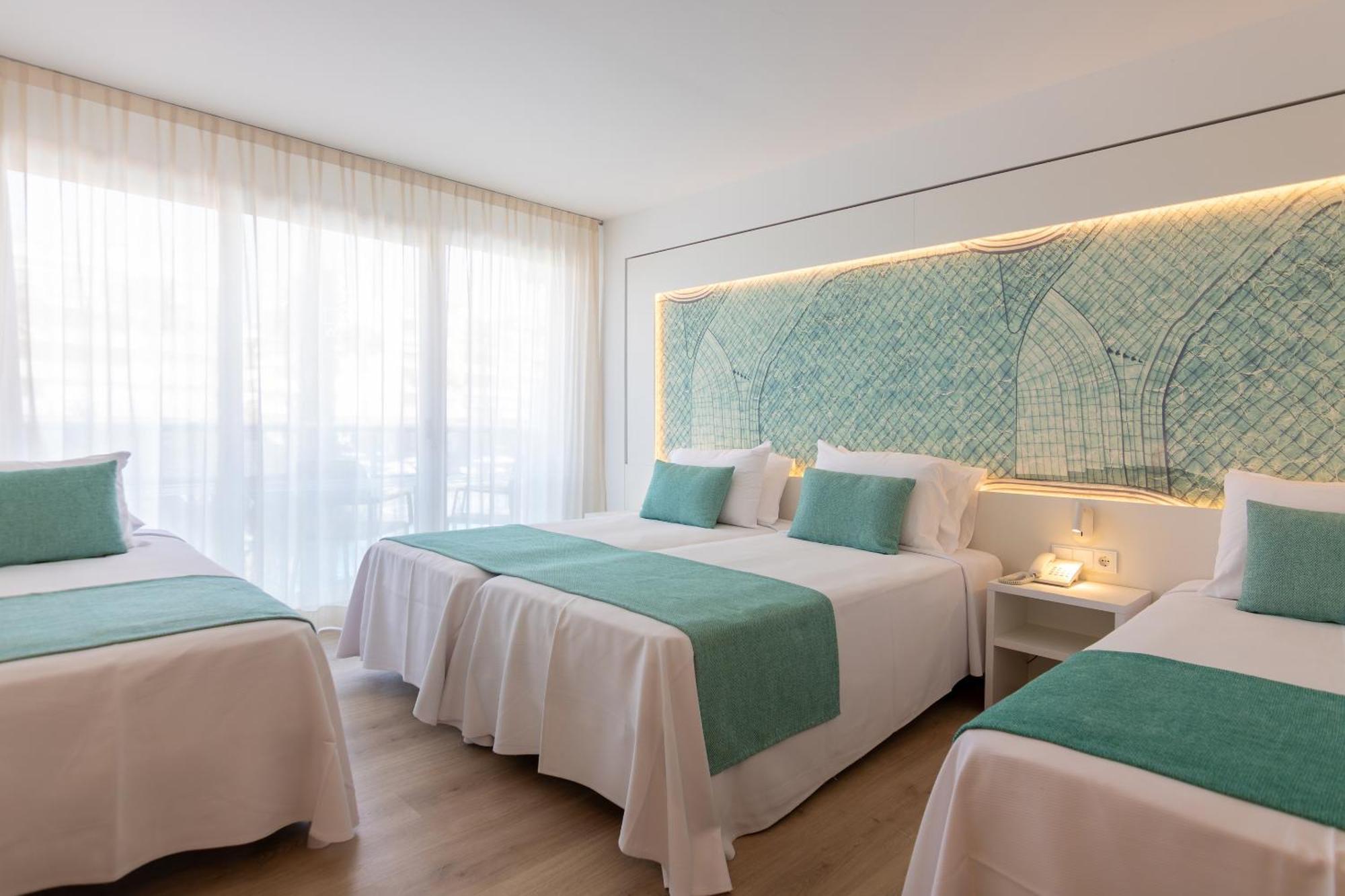 Quadruple Room Sea or Pool View