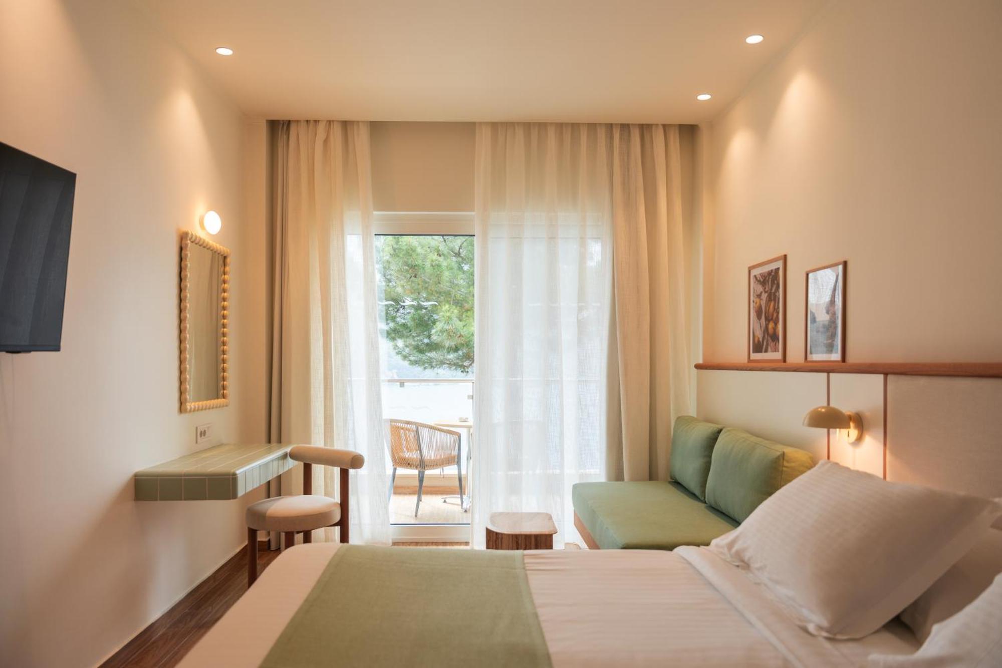 Superior East Side Open Sea View room