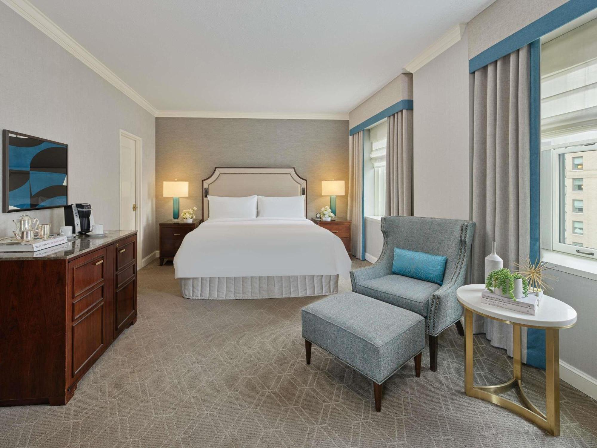 Deluxe Corner King Room