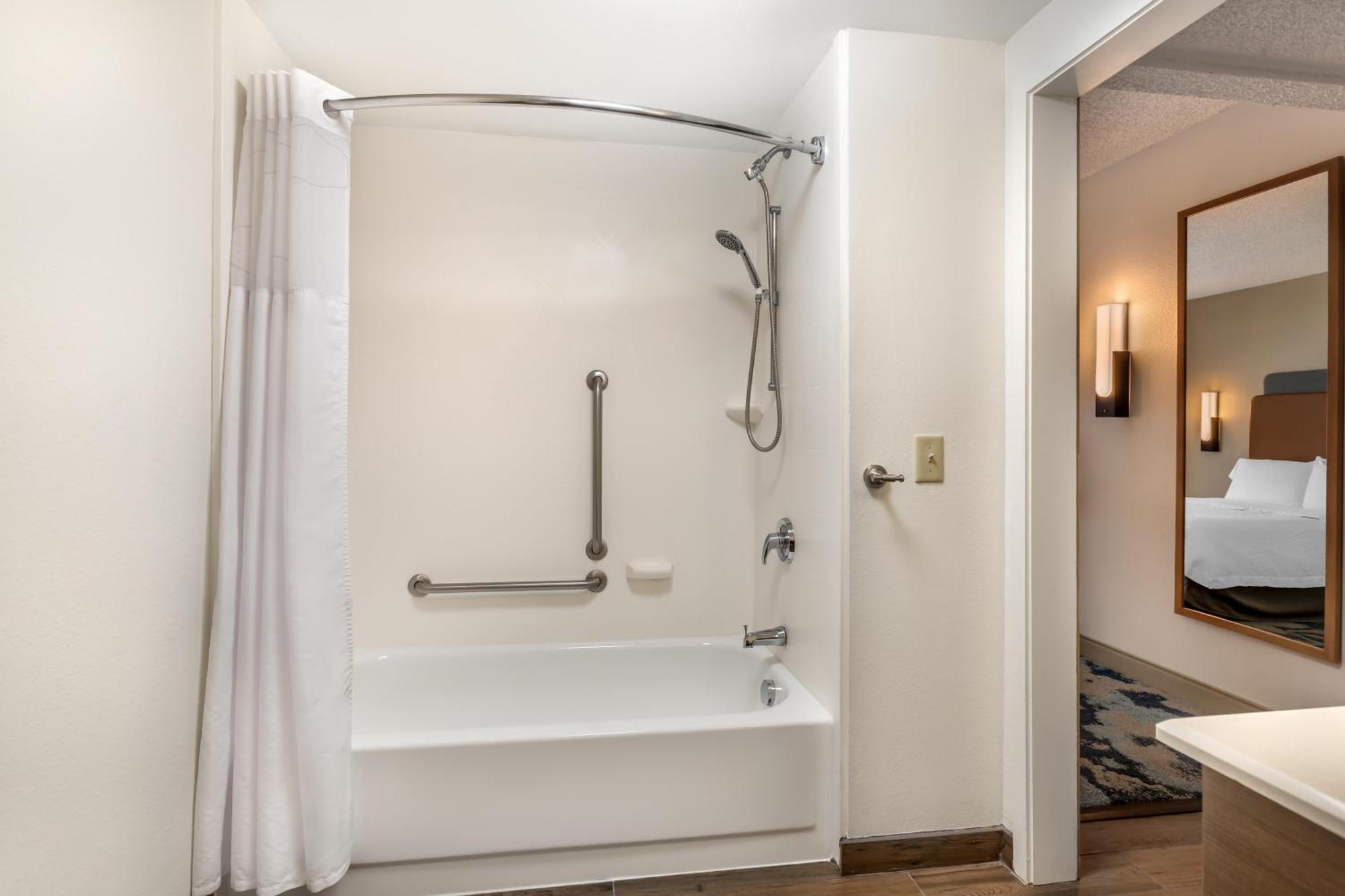 Double Room Tub Mobility Accessible or Non-Smoking,1770886515:JPEG