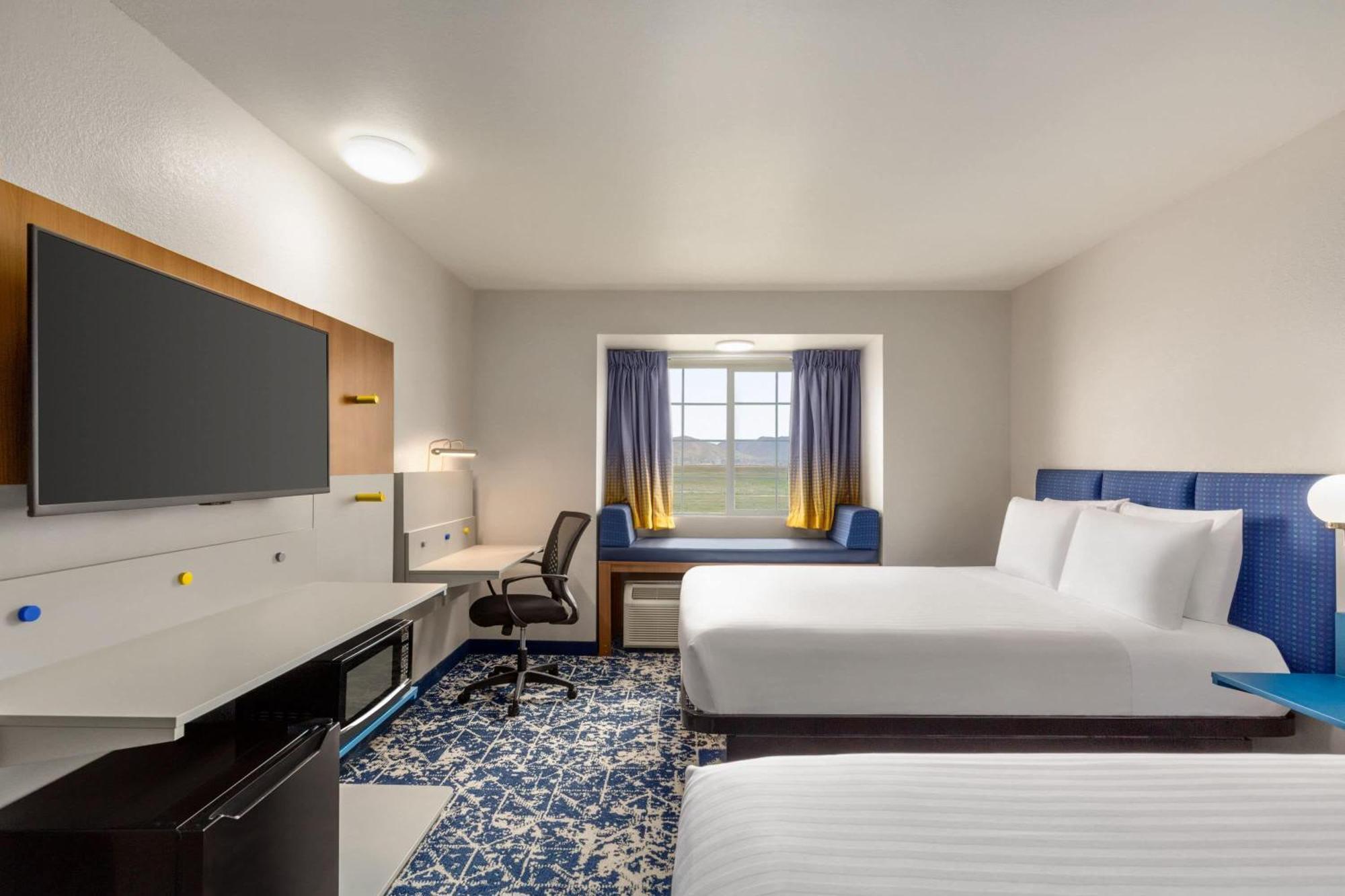 Queen Room Two Queen Beds Airport or Mountain View Non-Smoking