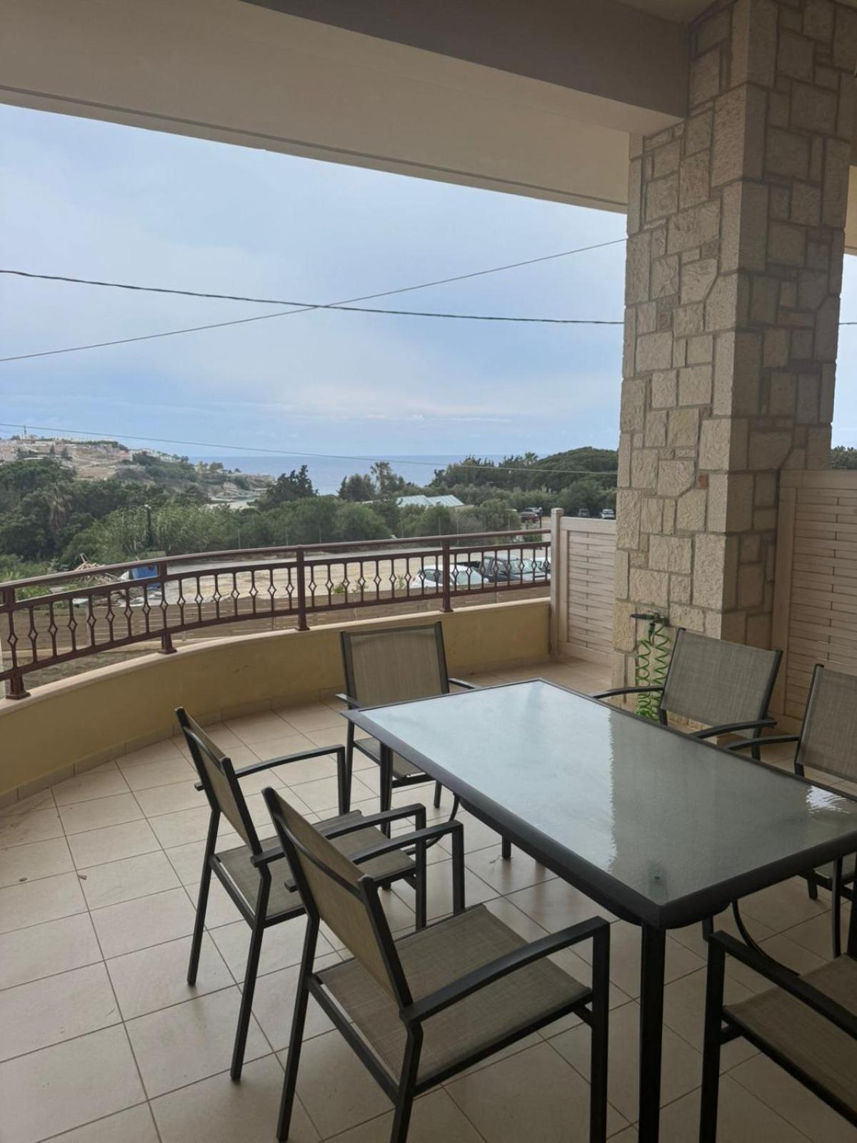 Two-Bedroom Apartment Balcony Sea View Annex