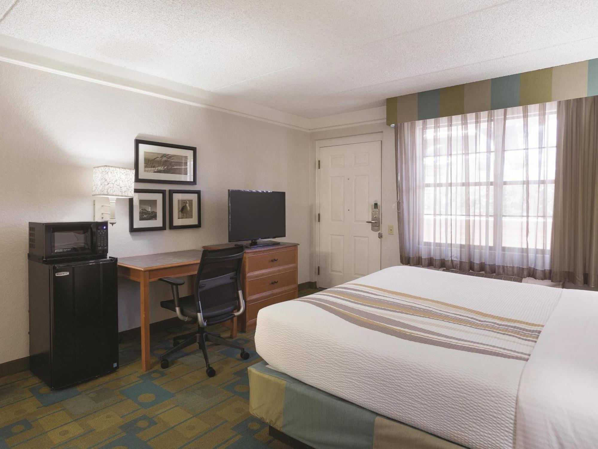 Deluxe King Room Bathtub Grab Bars Mobility Access or Non-Smoking,1770916543:JPEG