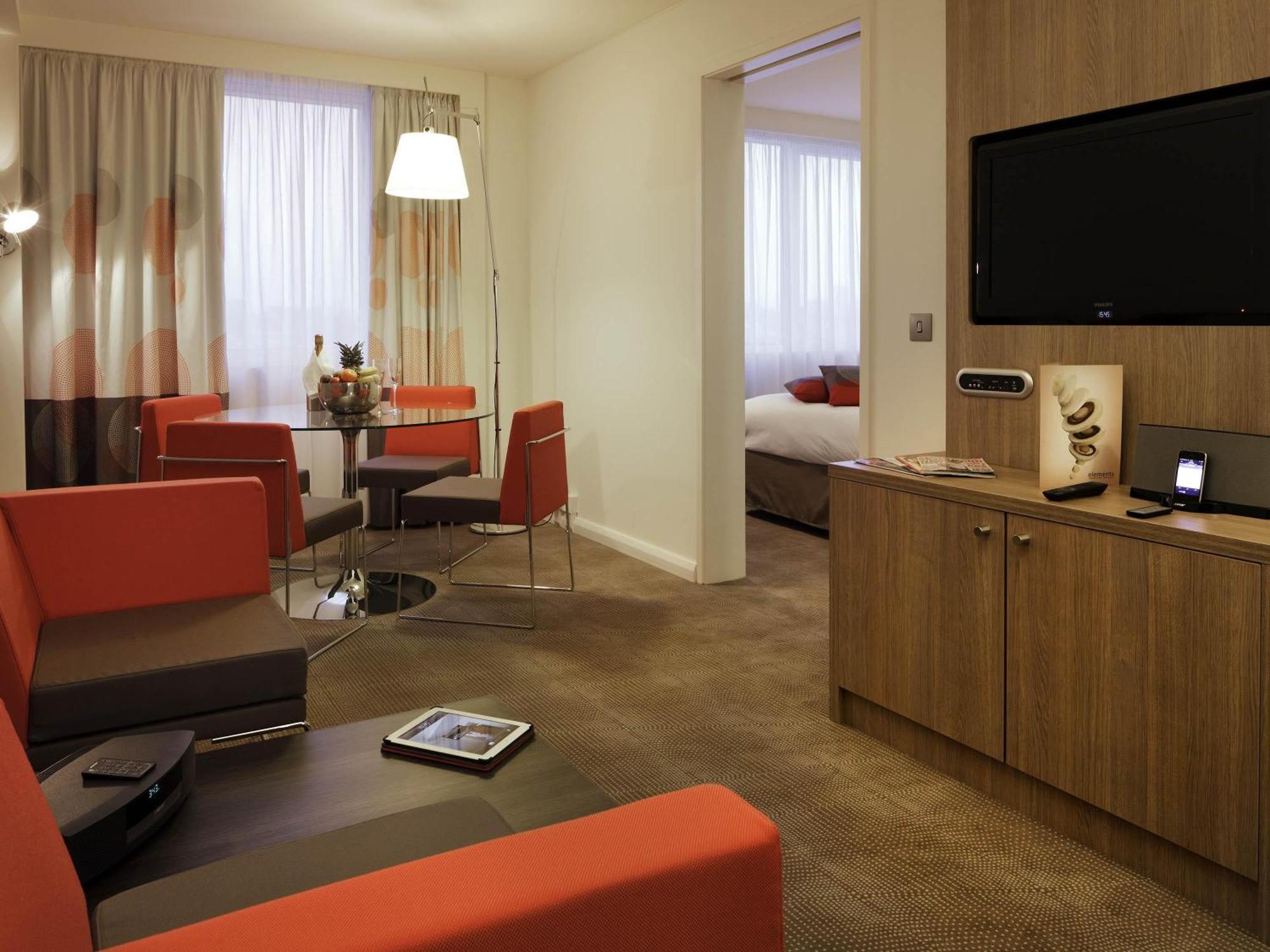 Executive Suite King size Bed Two Single Sofa Beds