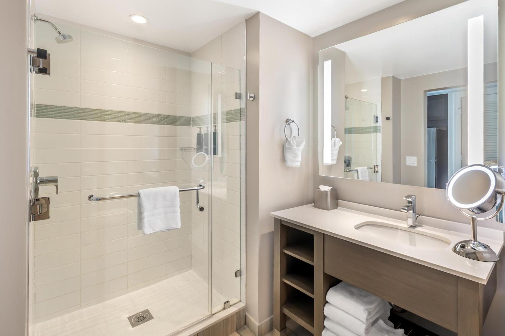 One-Bedroom Oceanfront King Suite - Communication Assistance