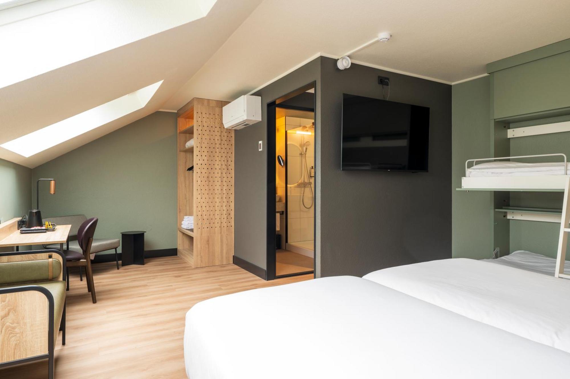 Standard Room 1 Queen Bed 2 Bunk Beds