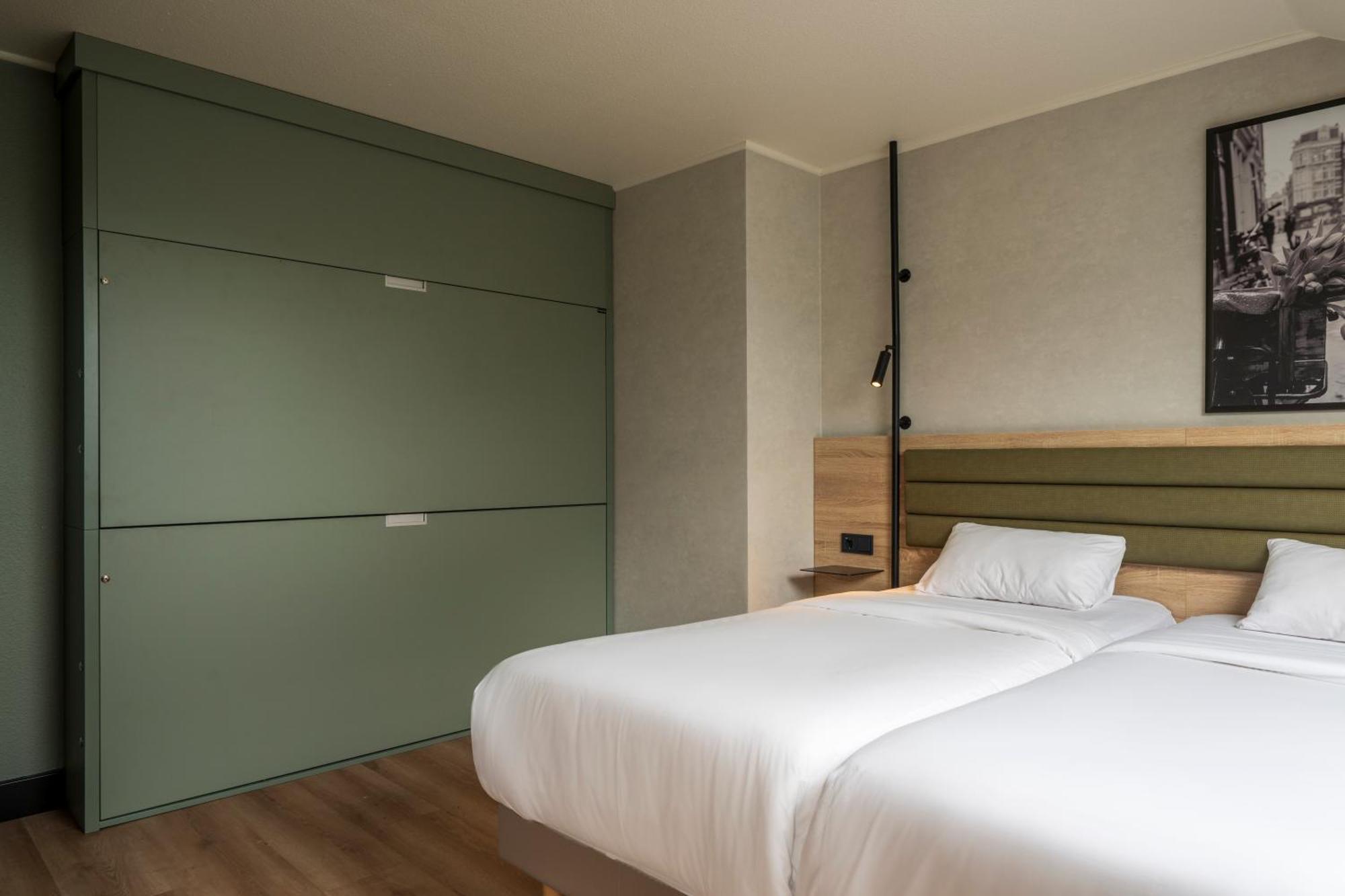 Standard Room 1 Queen Bed 2 Bunk Beds
