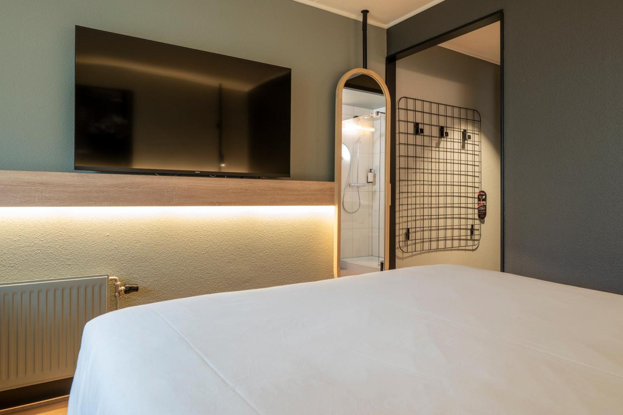 Standard Room 1 Queen Bed