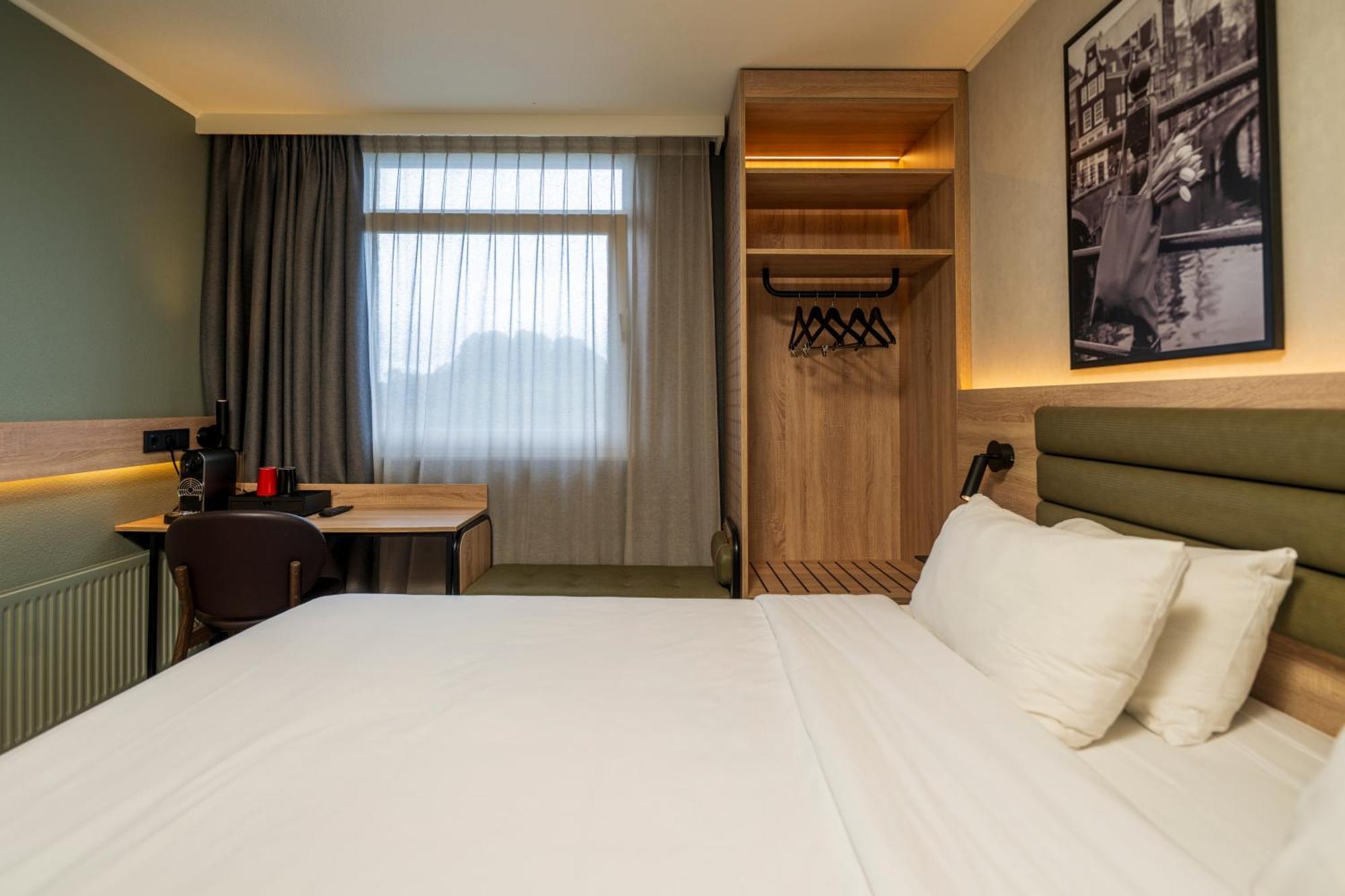 Superior Room 1 King Bed