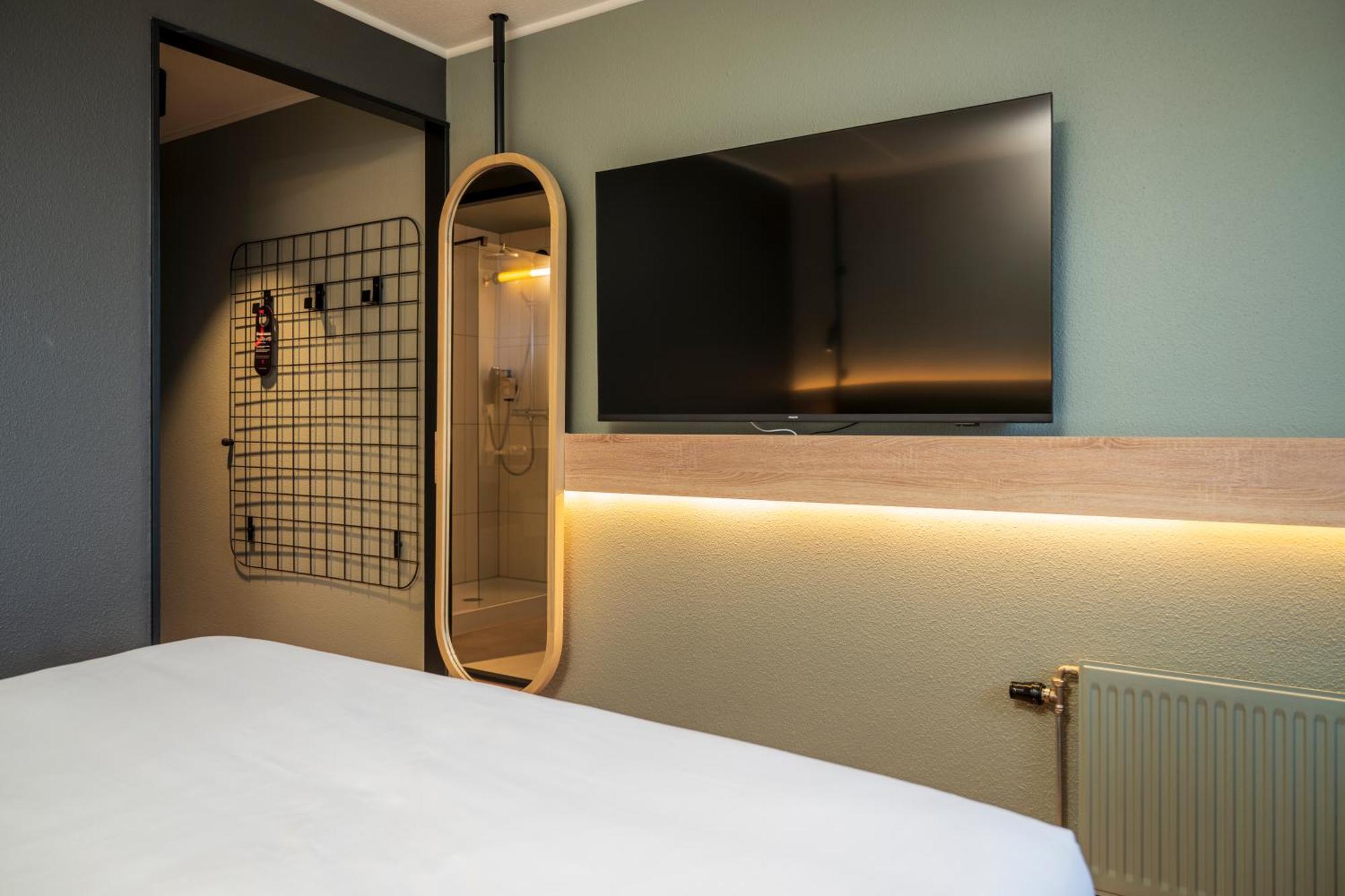 Superior Room 1 King Bed