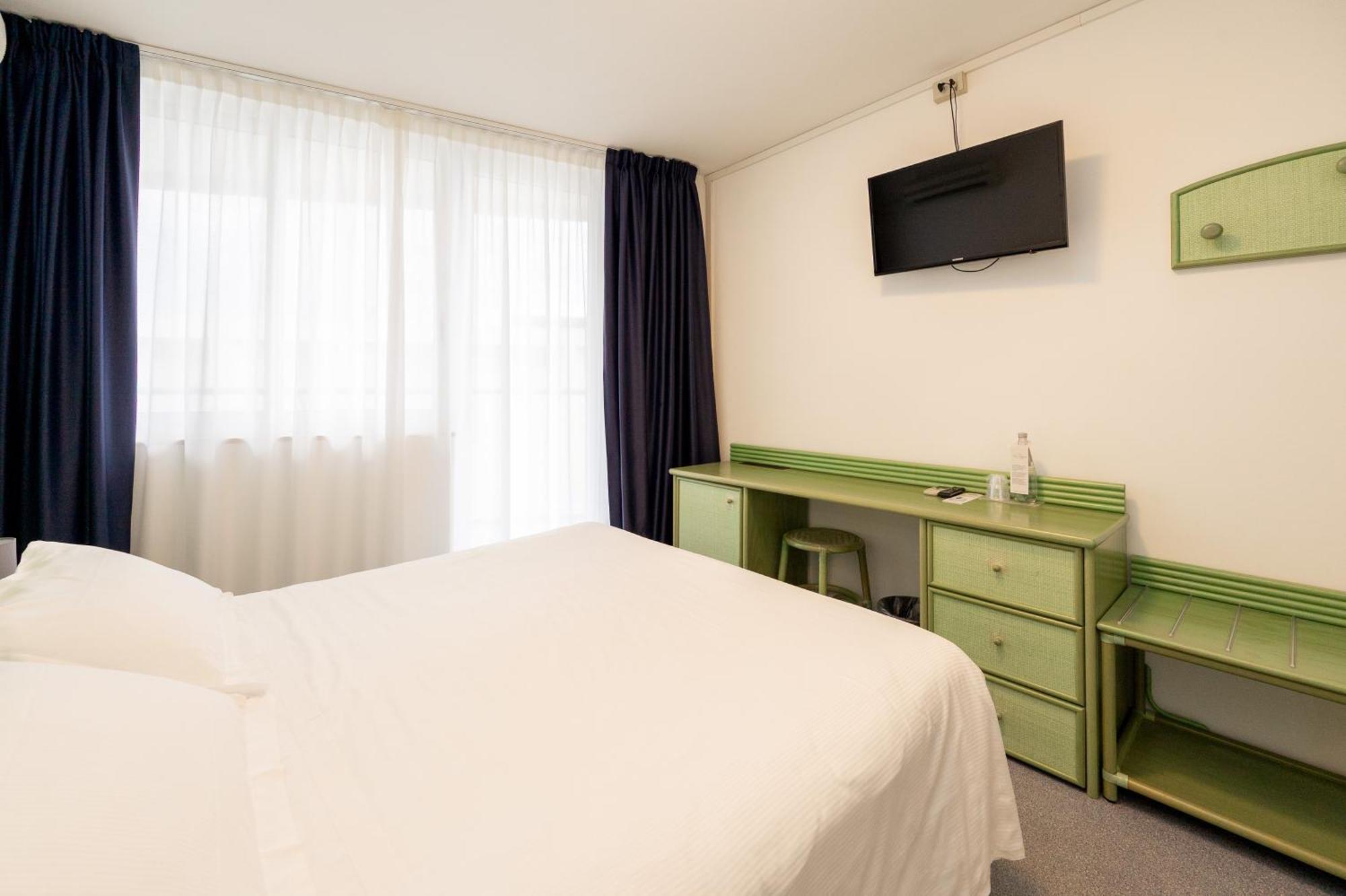Double or Twin Room Side Sea View High Floor
