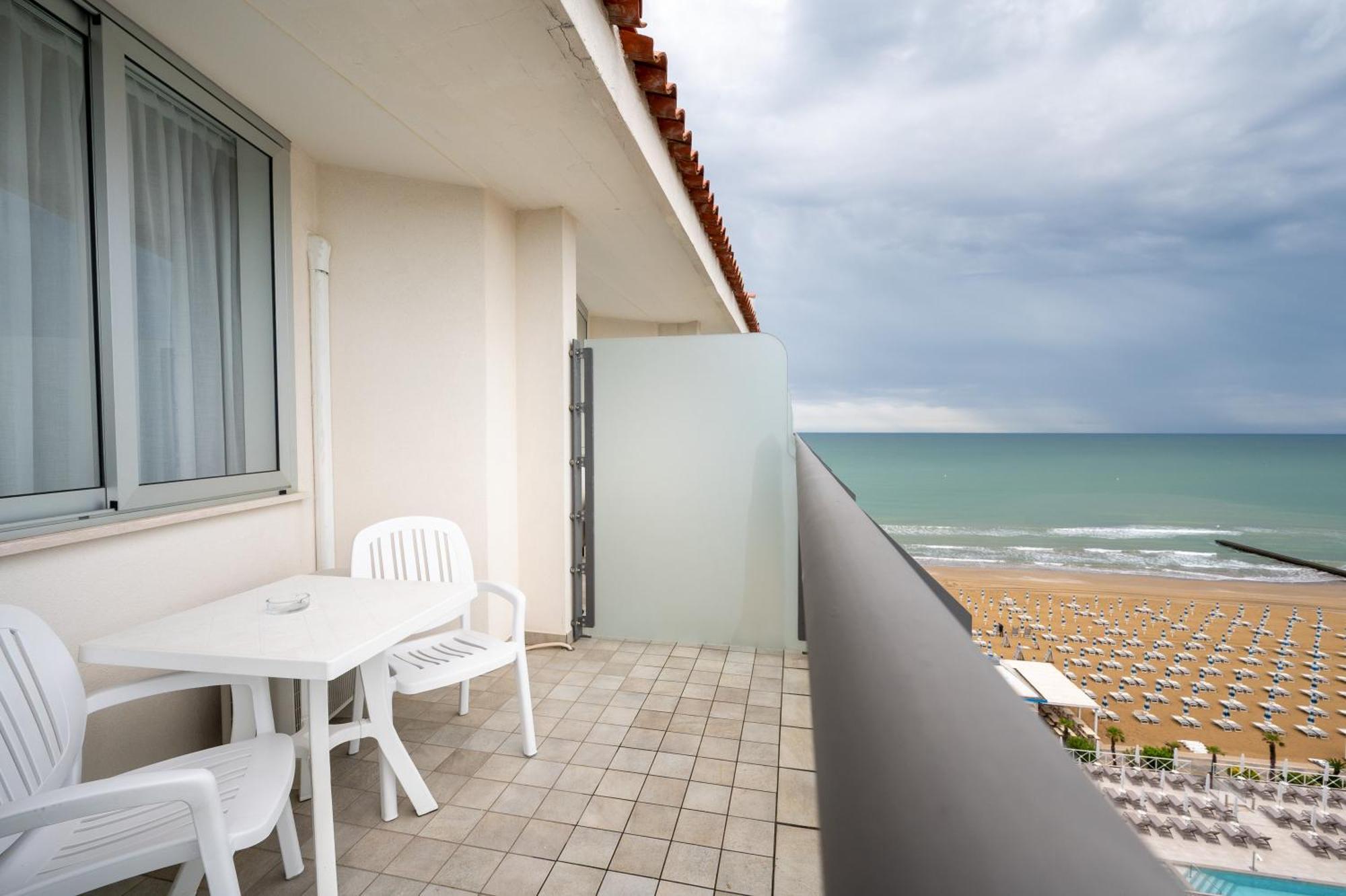 Double or Twin Room Side Sea View High Floor