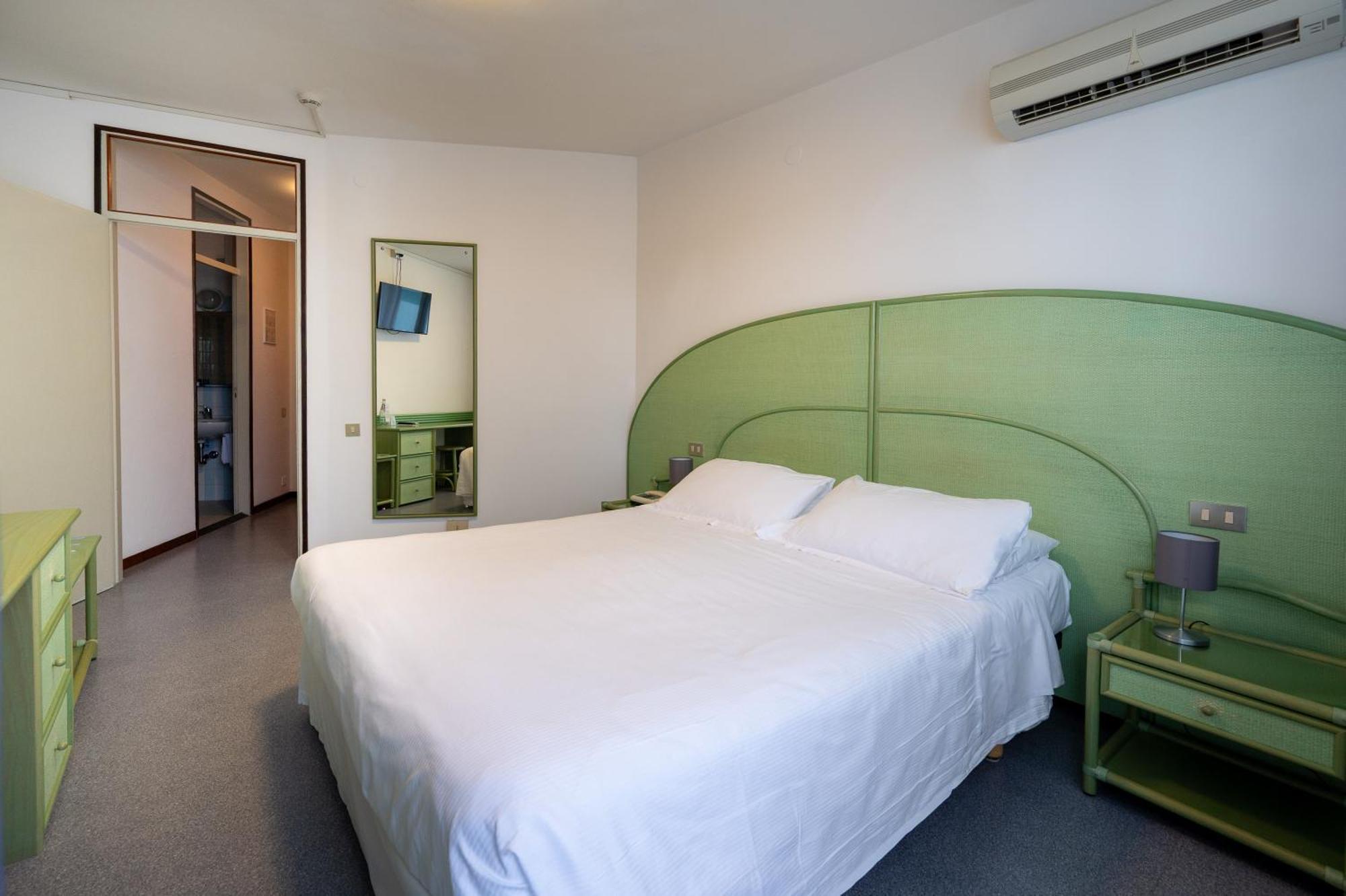 Double or Twin Room Side Sea View High Floor
