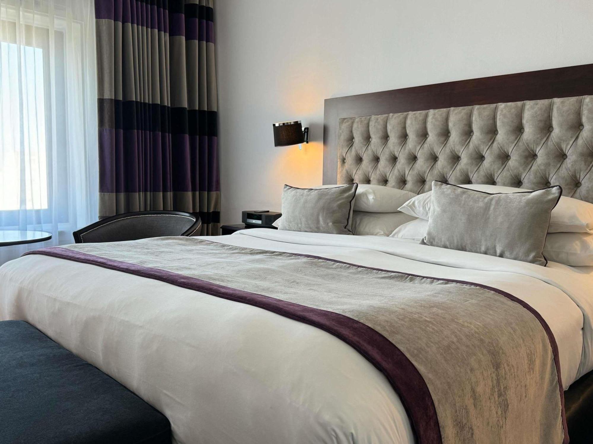 Junior Queen Suite City View