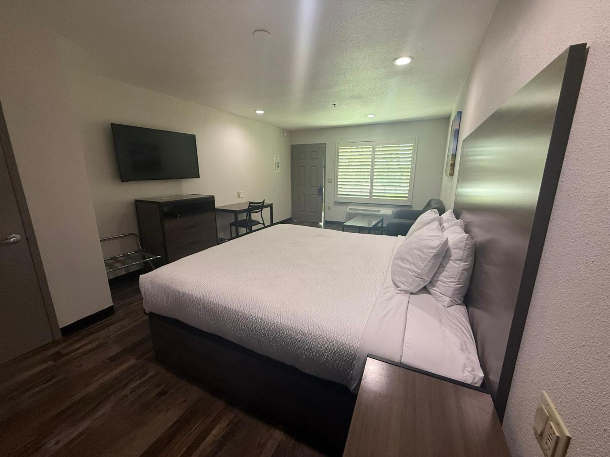 1 King Bed Hearing Accessible Room Non-Smoking