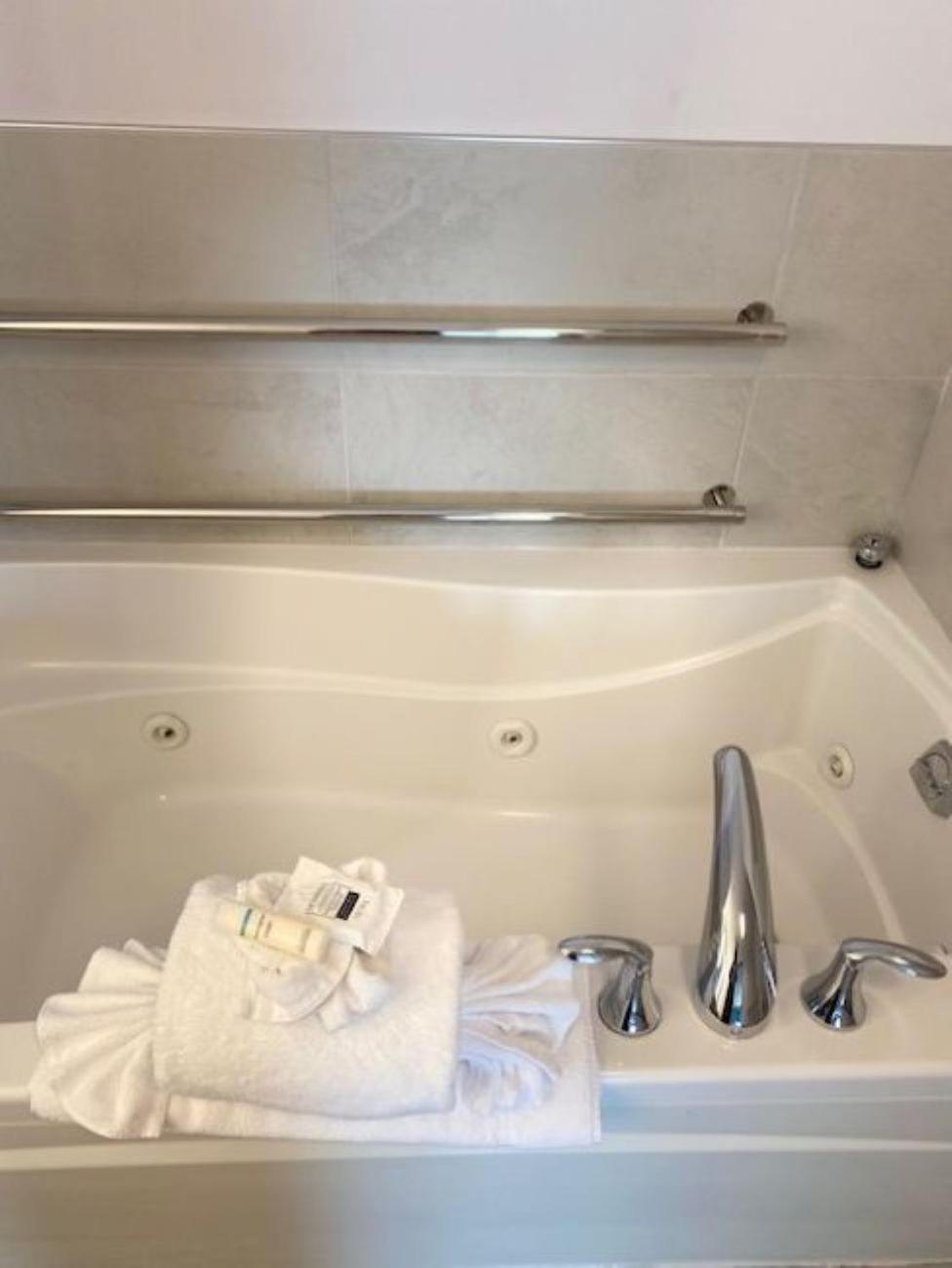 One-Bedroom King Suite - Mobility and Hearing Access Tub