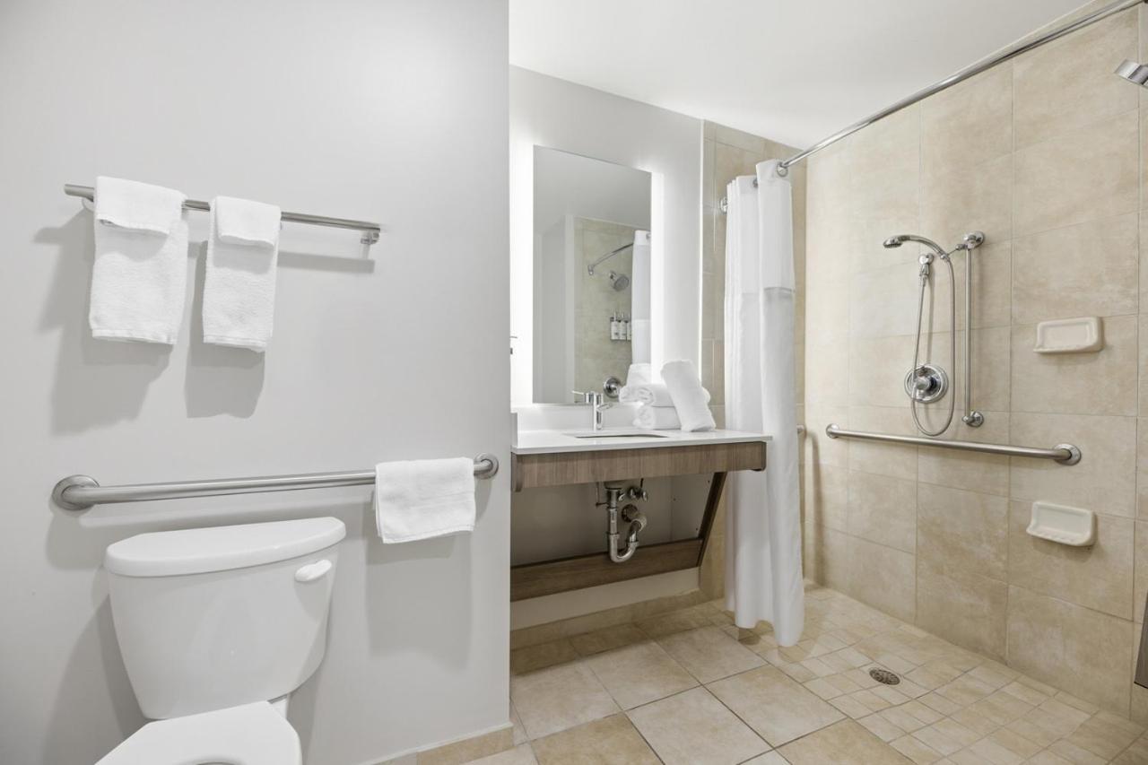 King Suite Communications Mobility Accessible Tub