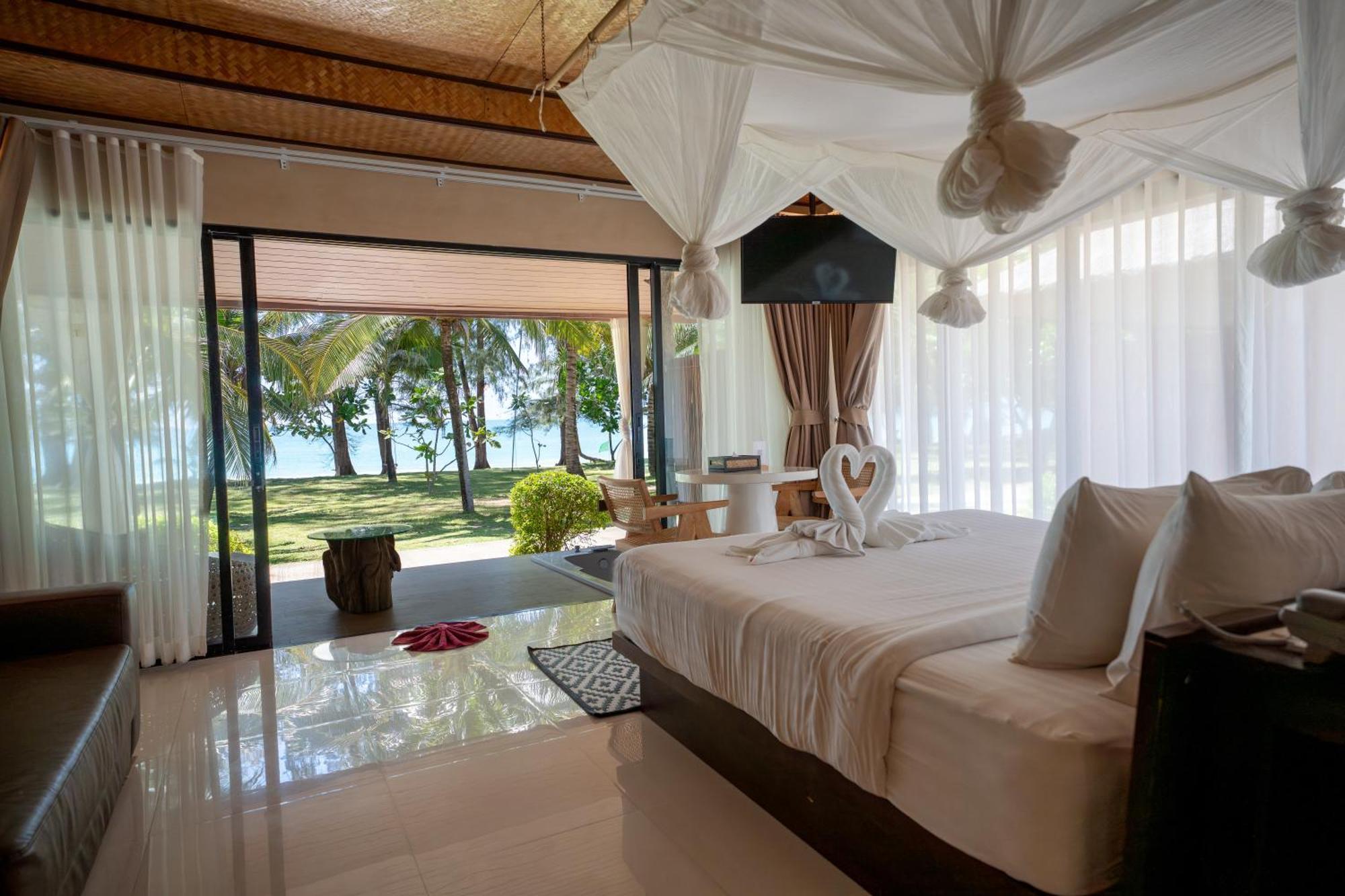 Beach Front Villa Spa Bath