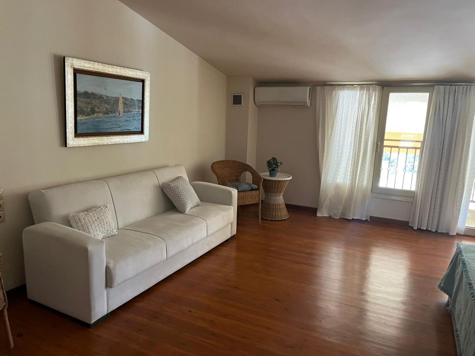 Two-Bedroom Apartment Balcony Sea View Annex