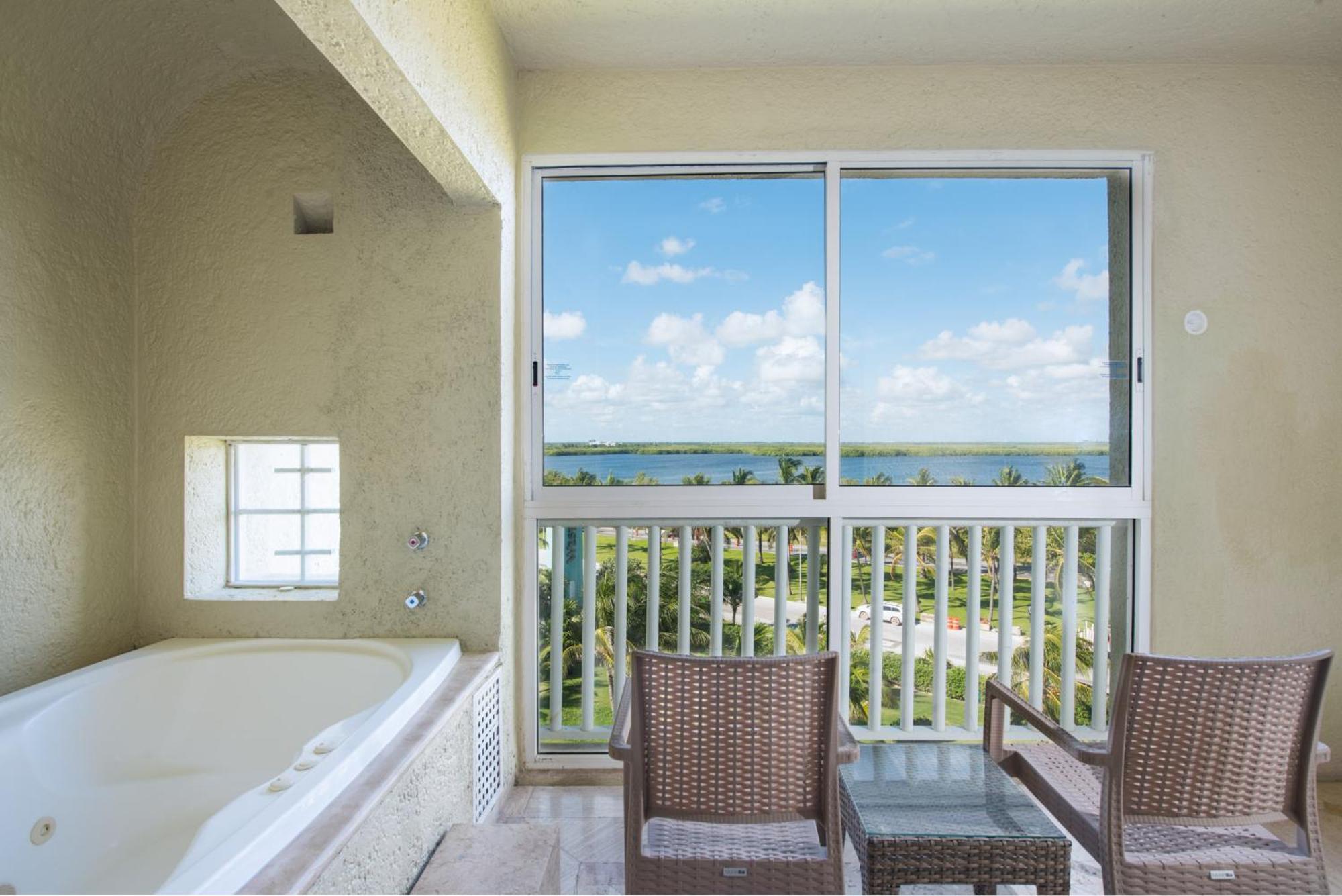Classic One-Bedroom King Suite Sofa Bed Balcony Jacuzzi Garden View
