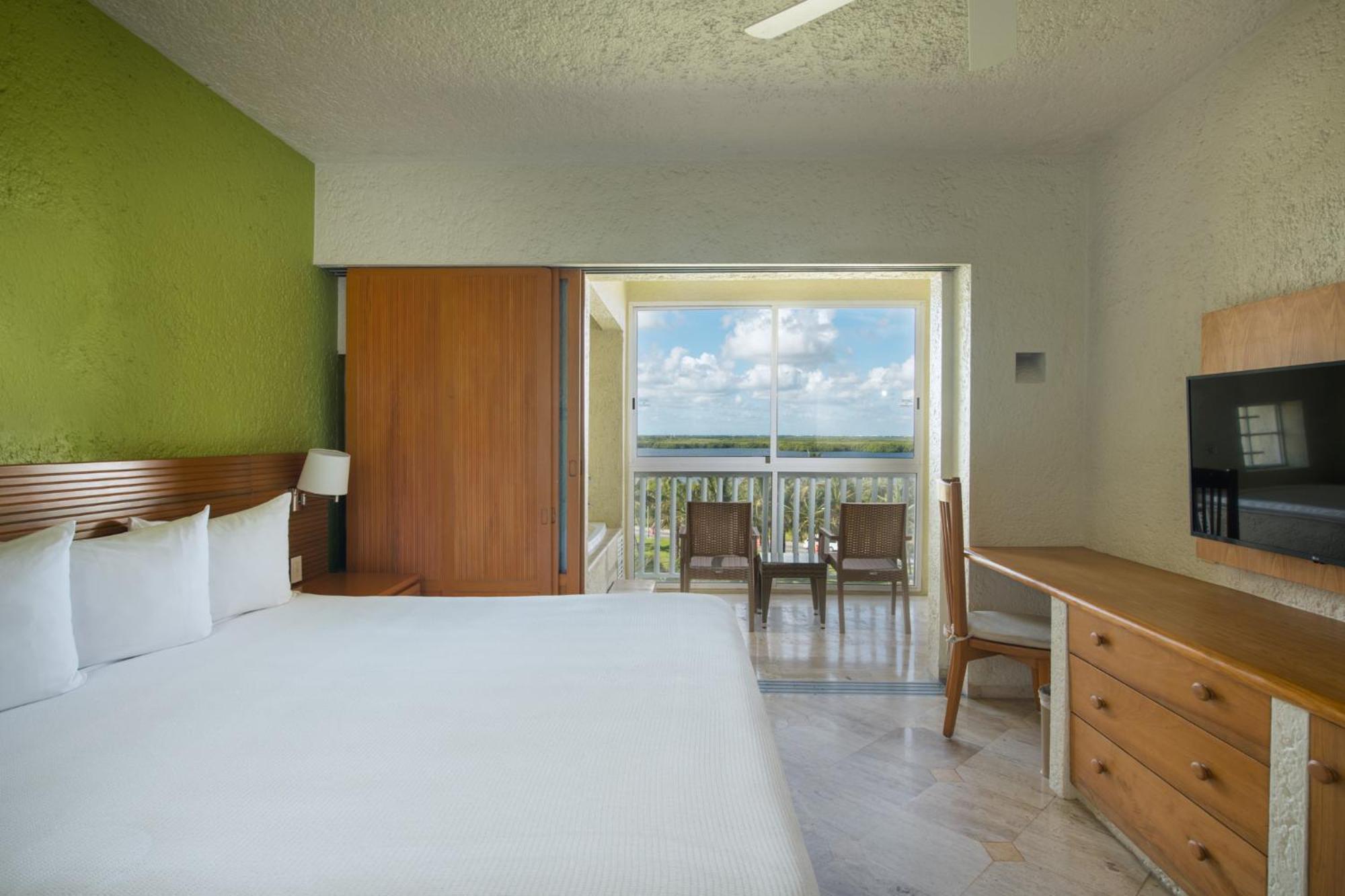 Classic One-Bedroom King Suite Sofa Bed Balcony Jacuzzi Garden View