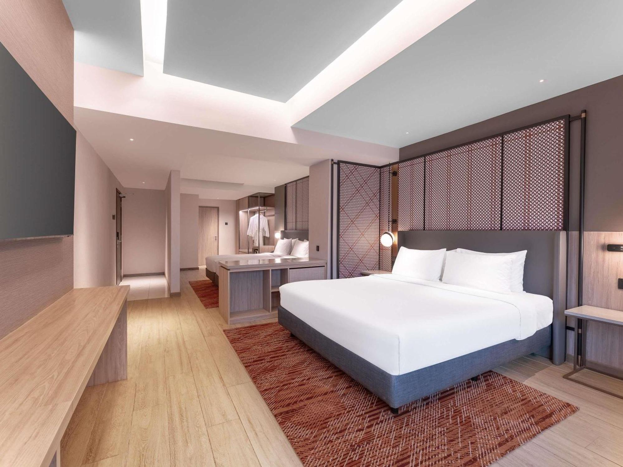 Deluxe Family RoomOne King Bed Two Single Beds