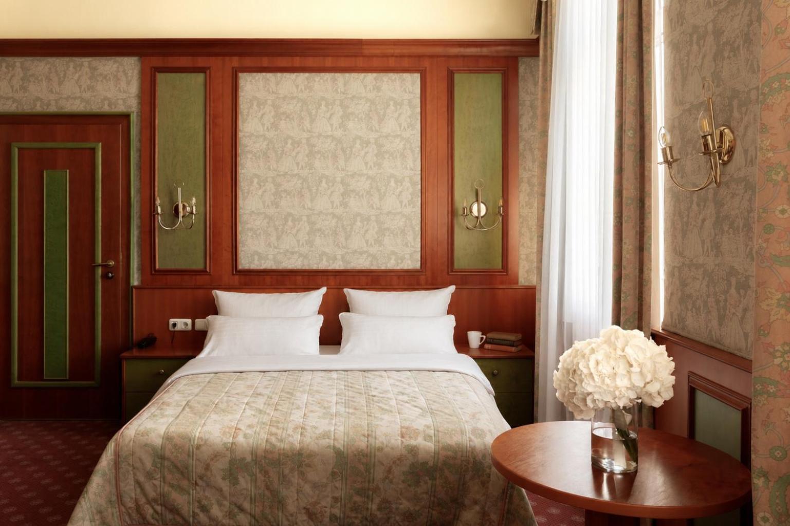 Queen Room Garden View