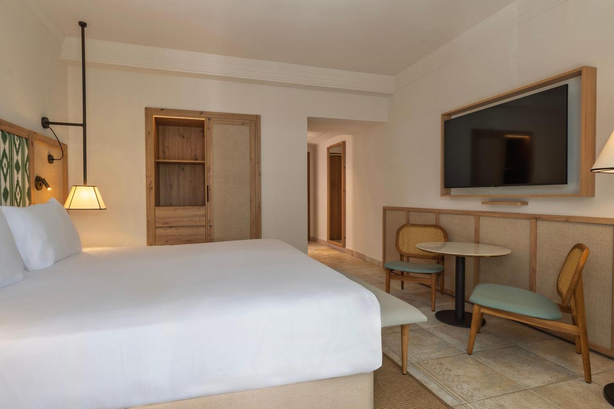 Double Deluxe 1 King Bed