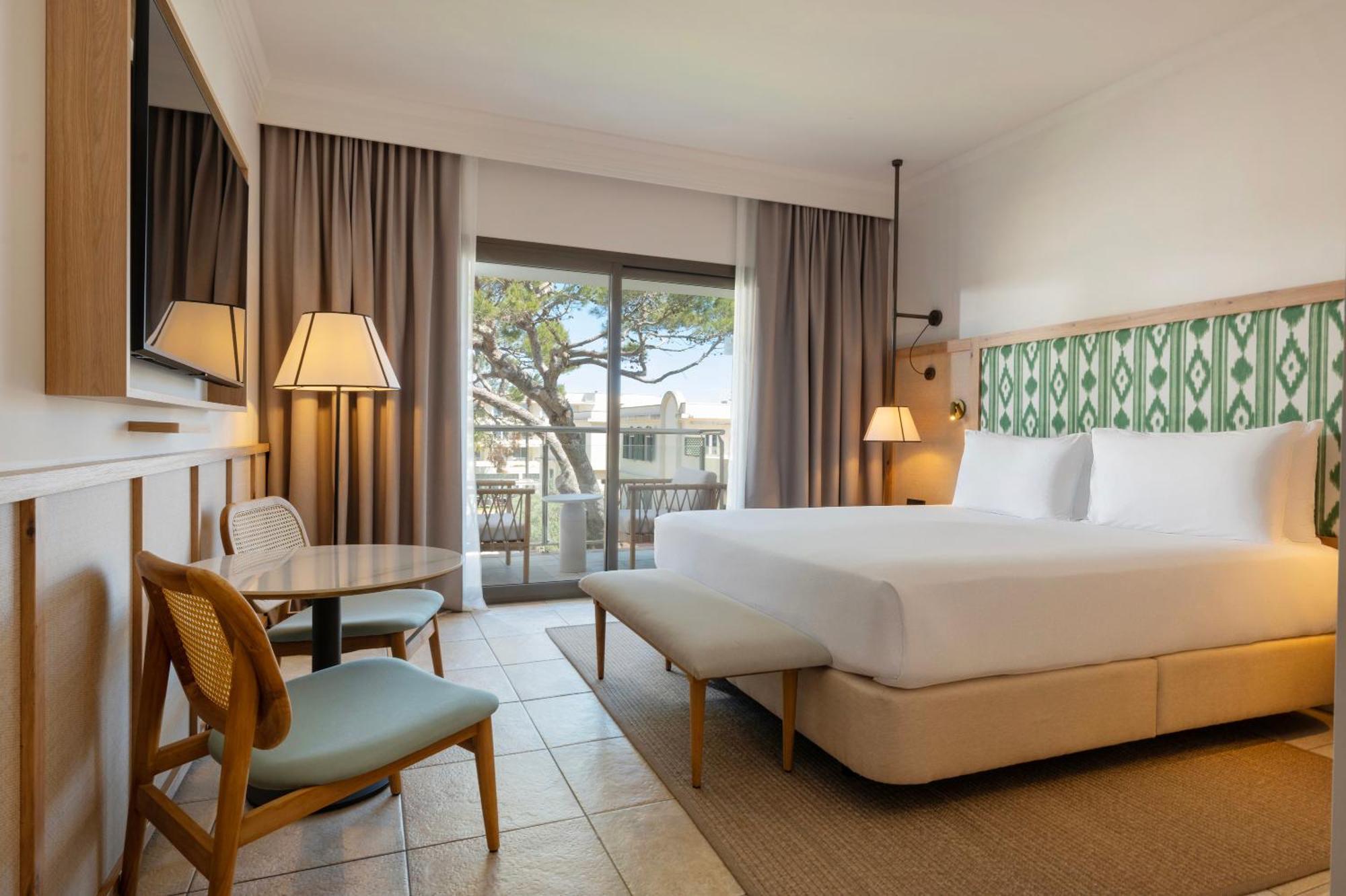 Double Deluxe 1 King Bed Partial Sea View