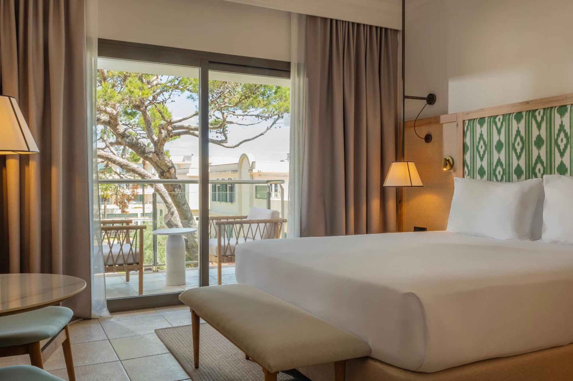 Double Deluxe 1 King Bed Partial Sea View