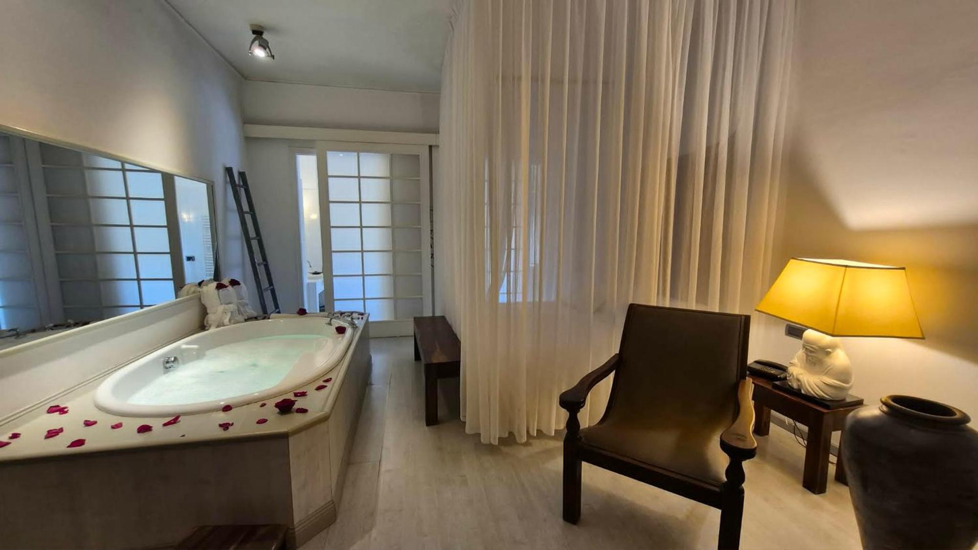 Deluxe Double Room Bath,1771707774:JPEG