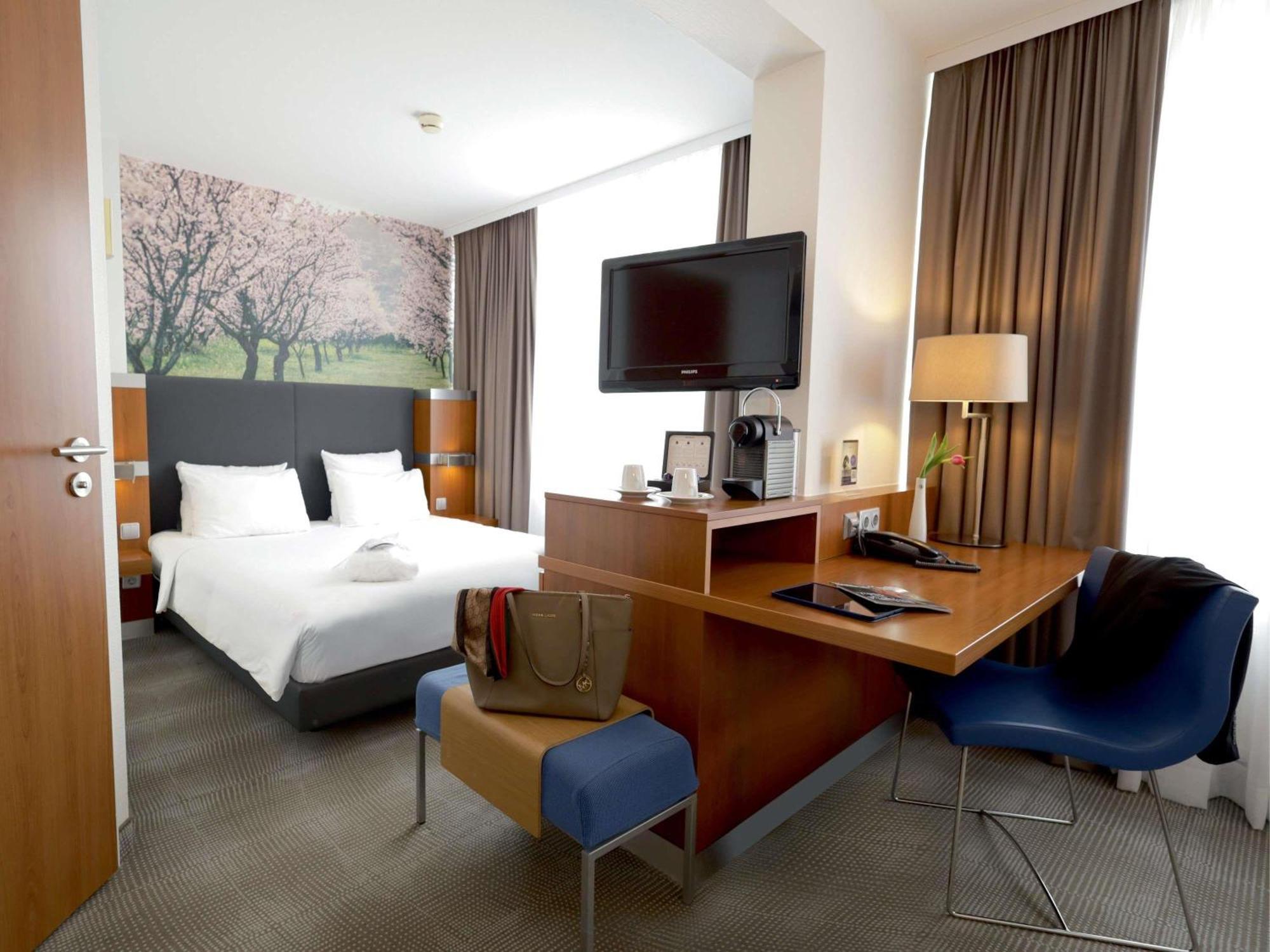Executive Queen Room Sofa