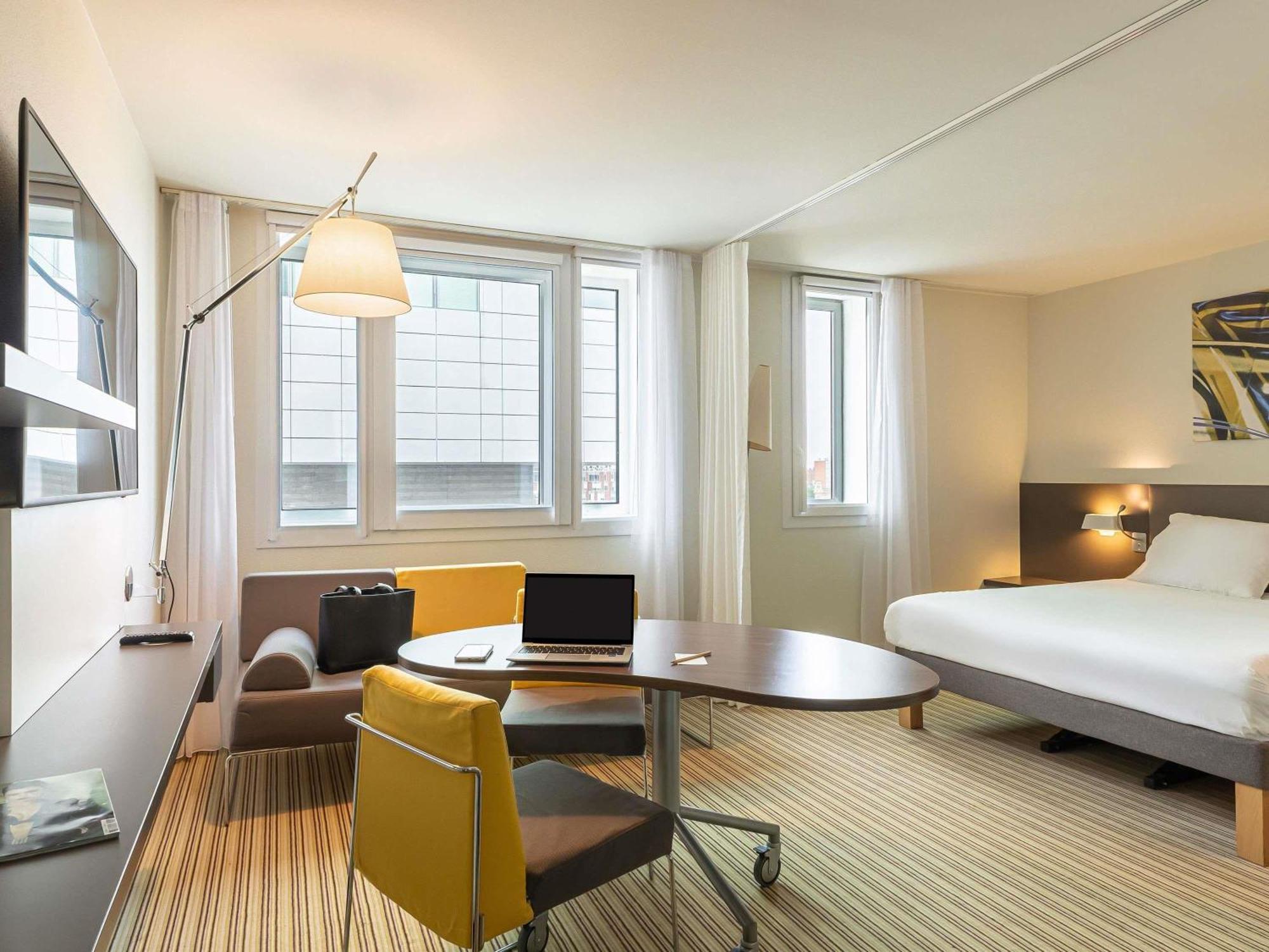 Queen-Size Bed Suite Single Bed