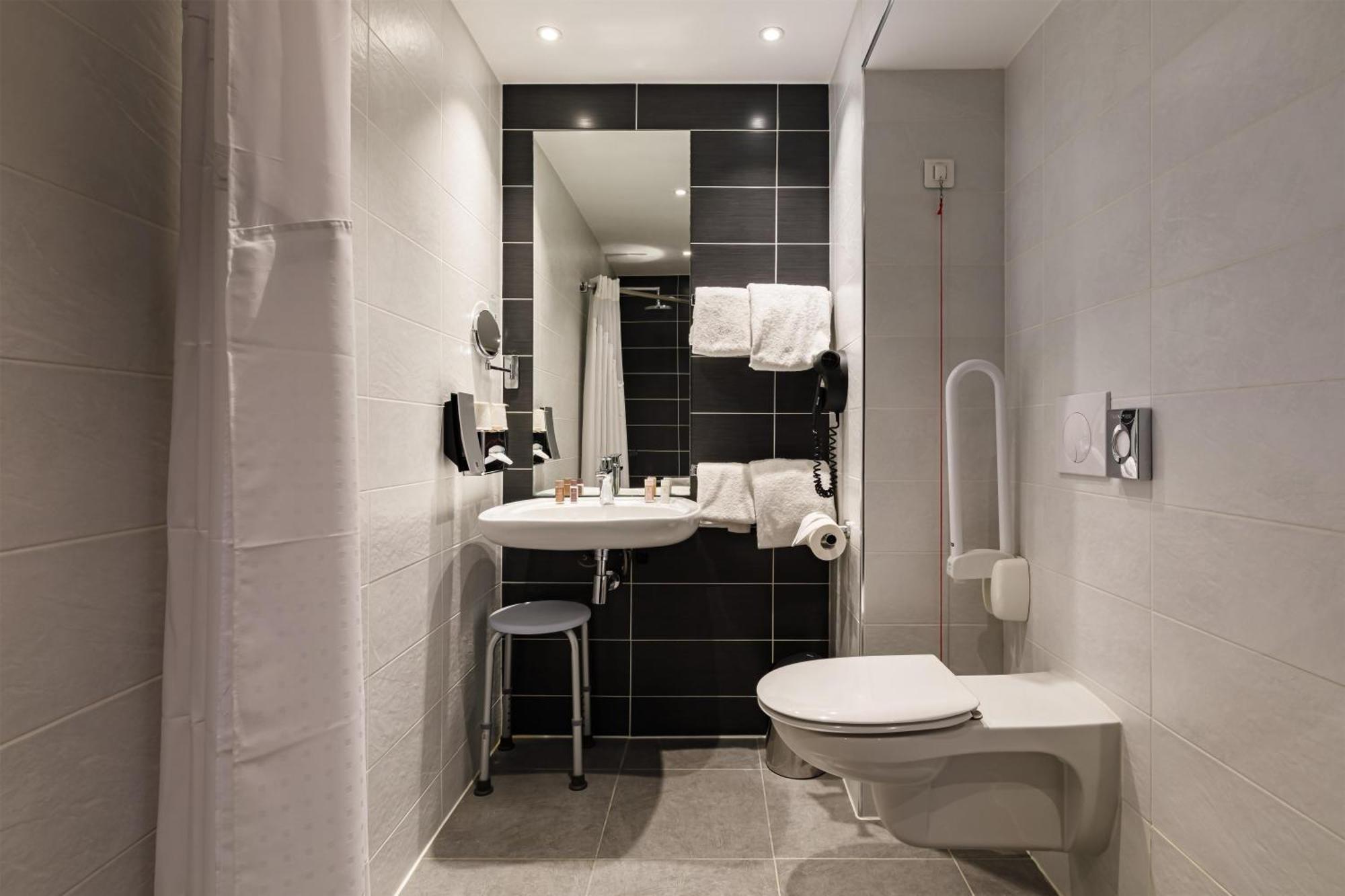 Standard Double Room Roll Shower Disability Access or Non-Smoking